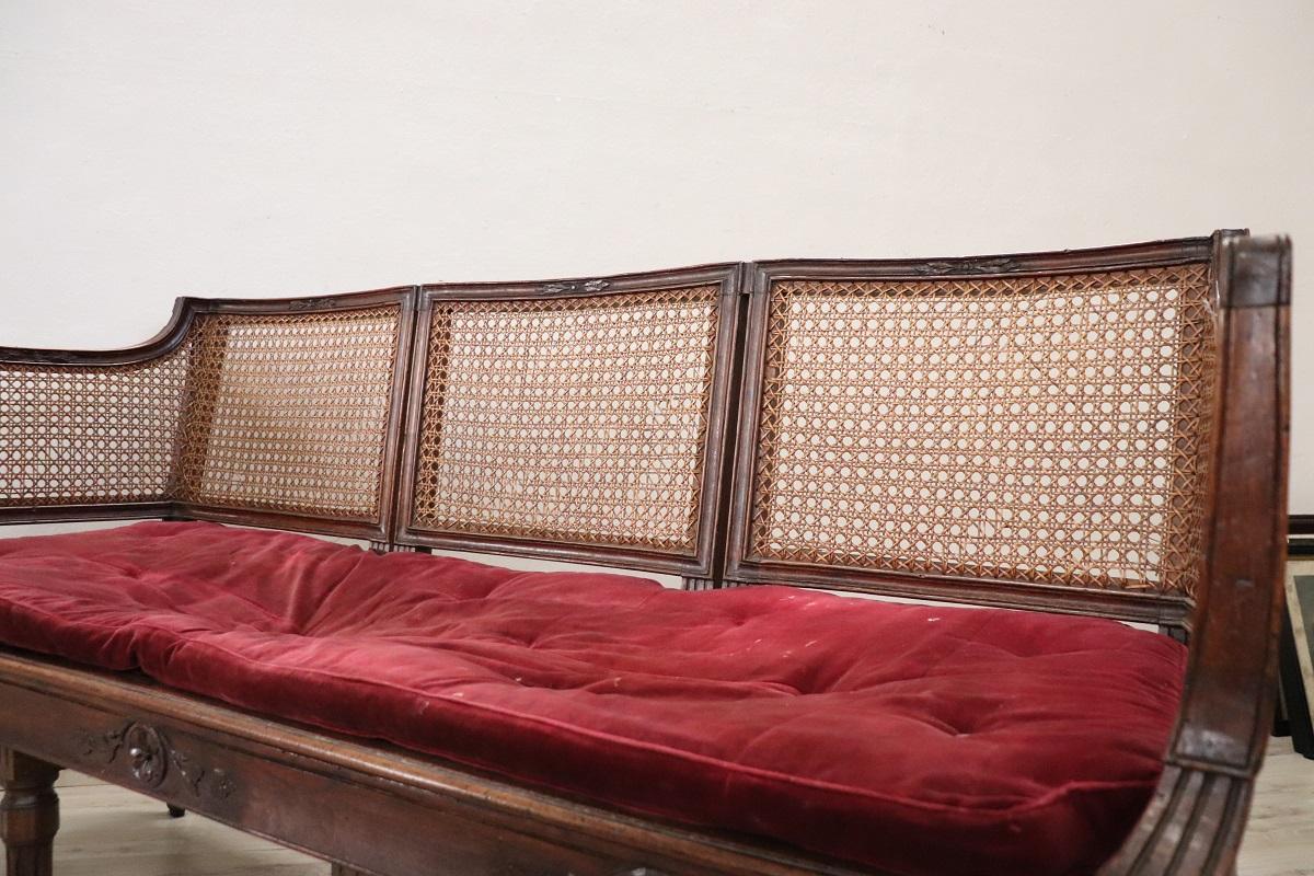 Canapé ancien italien Louis XVI en noyer et paille de Vienne avec 2 chaises en vente 3