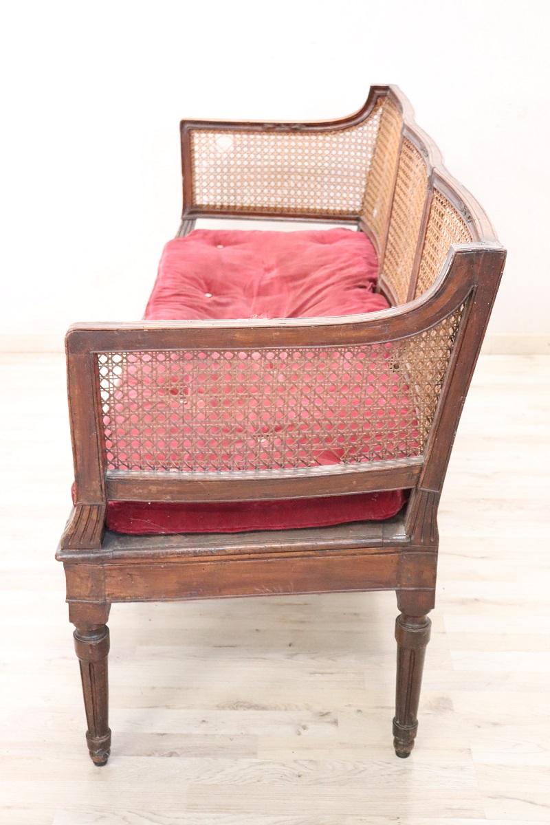 Canapé ancien italien Louis XVI en noyer et paille de Vienne avec 2 chaises en vente 4