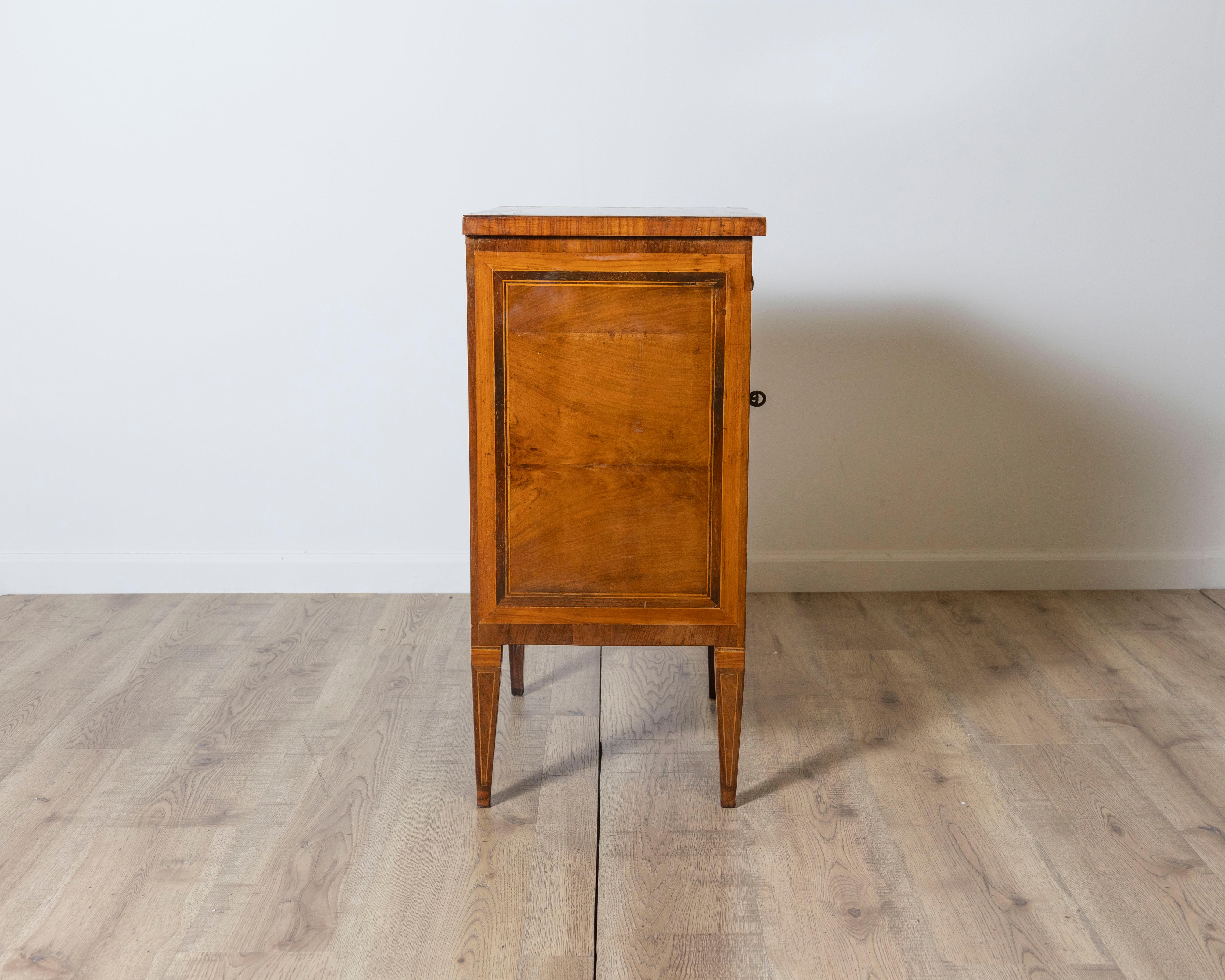 Italienischer Louis XVI-Nachttisch aus Nussbaum mit Furniereinlage, Ende 18. im Angebot 5