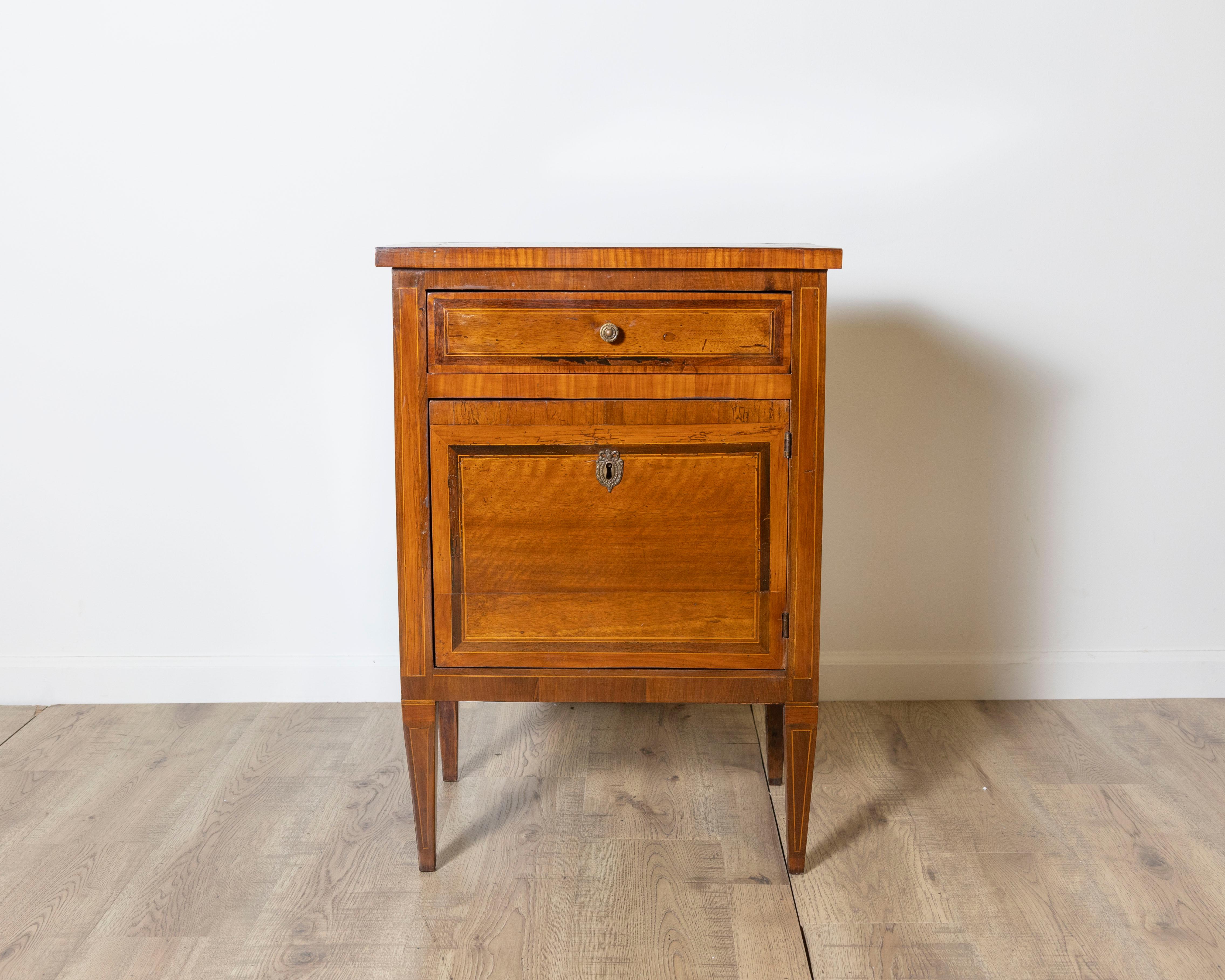 Italienischer Louis XVI-Nachttisch aus Nussbaum mit Furniereinlage, Ende 18. im Zustand „Gut“ im Angebot in Atlanta, GA