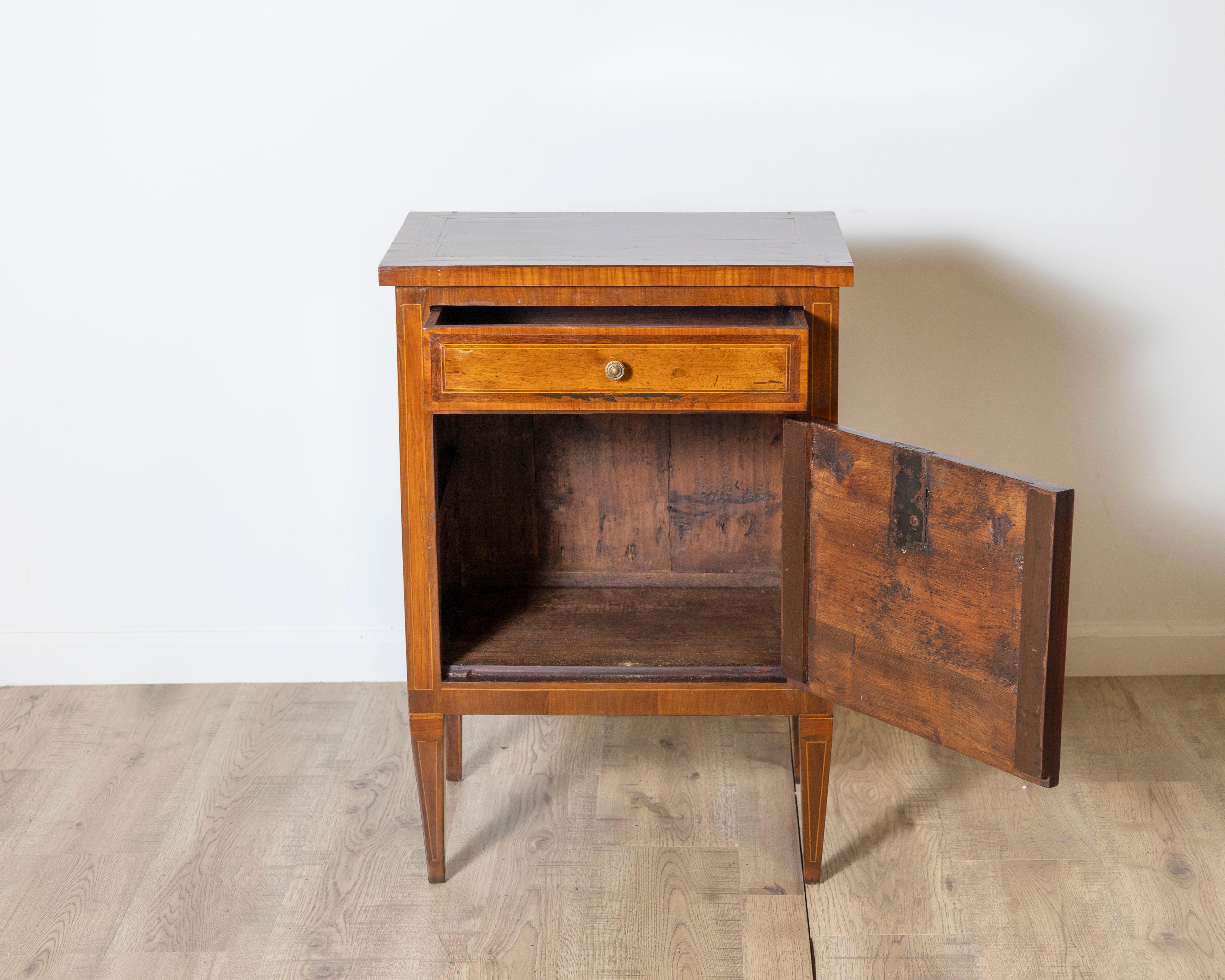 Italienischer Louis XVI-Nachttisch aus Nussbaum mit Furniereinlage, Ende 18. (Walnuss) im Angebot