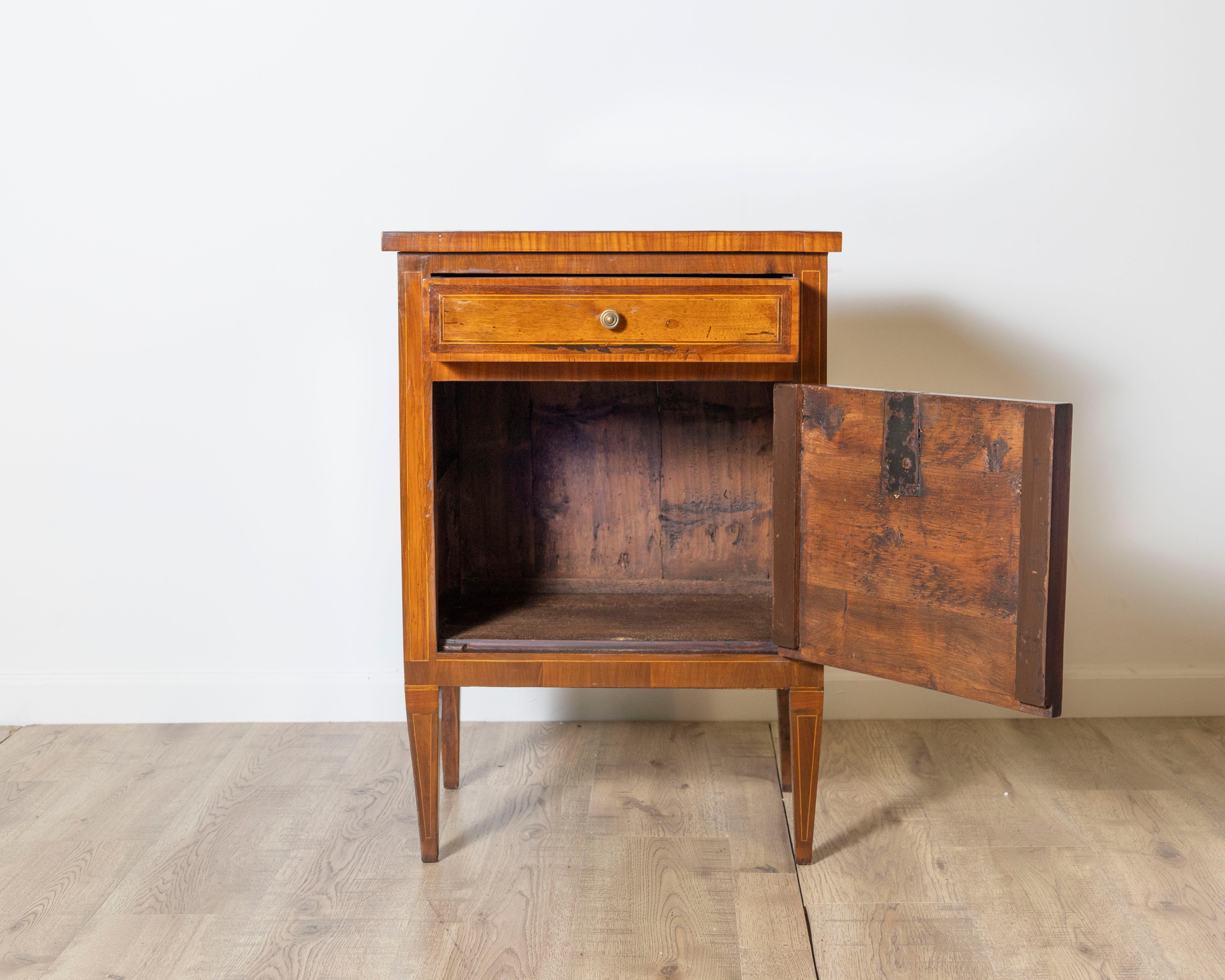 Italienischer Louis XVI-Nachttisch aus Nussbaum mit Furniereinlage, Ende 18. im Angebot 1