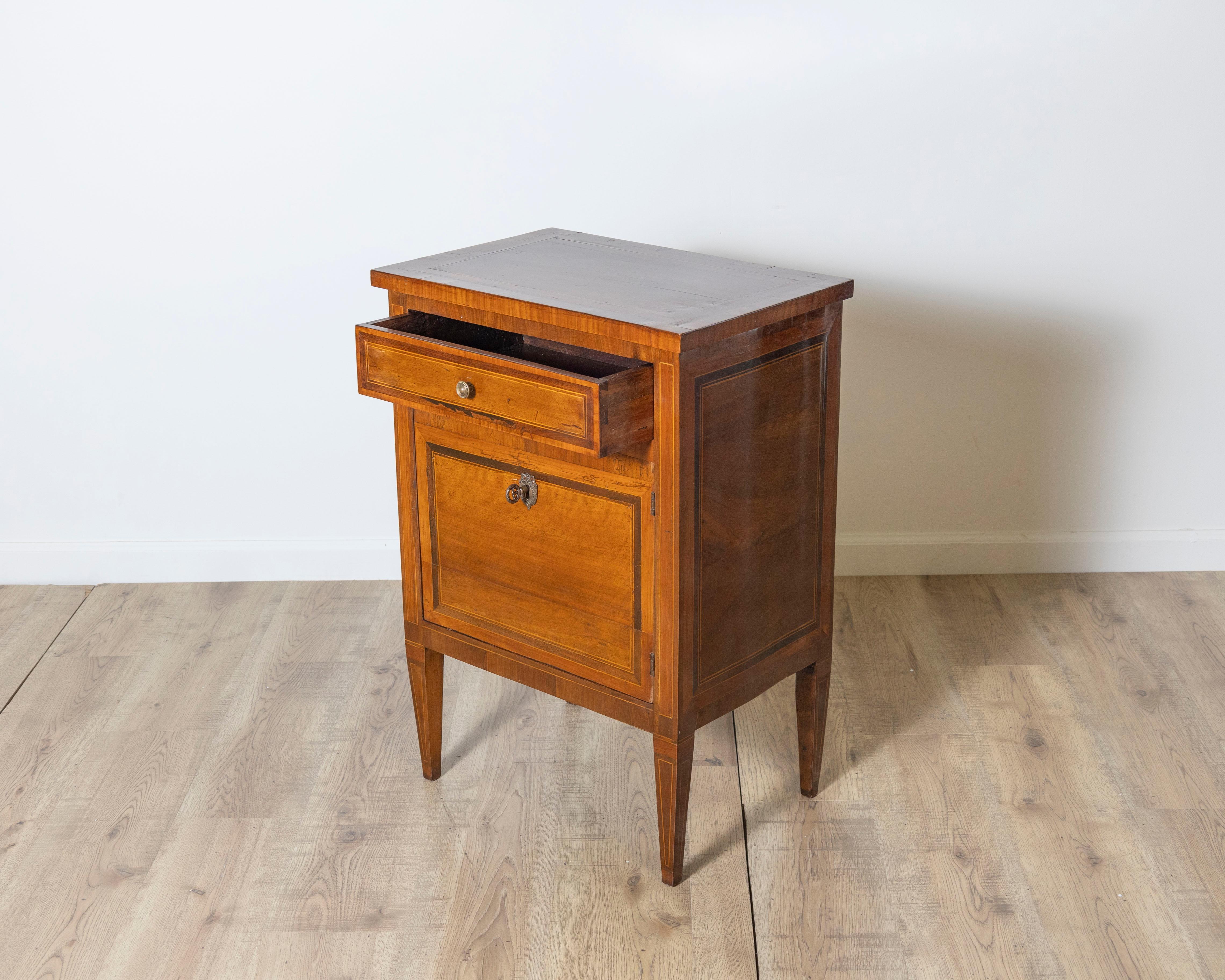 Italienischer Louis XVI-Nachttisch aus Nussbaum mit Furniereinlage, Ende 18. im Angebot 2