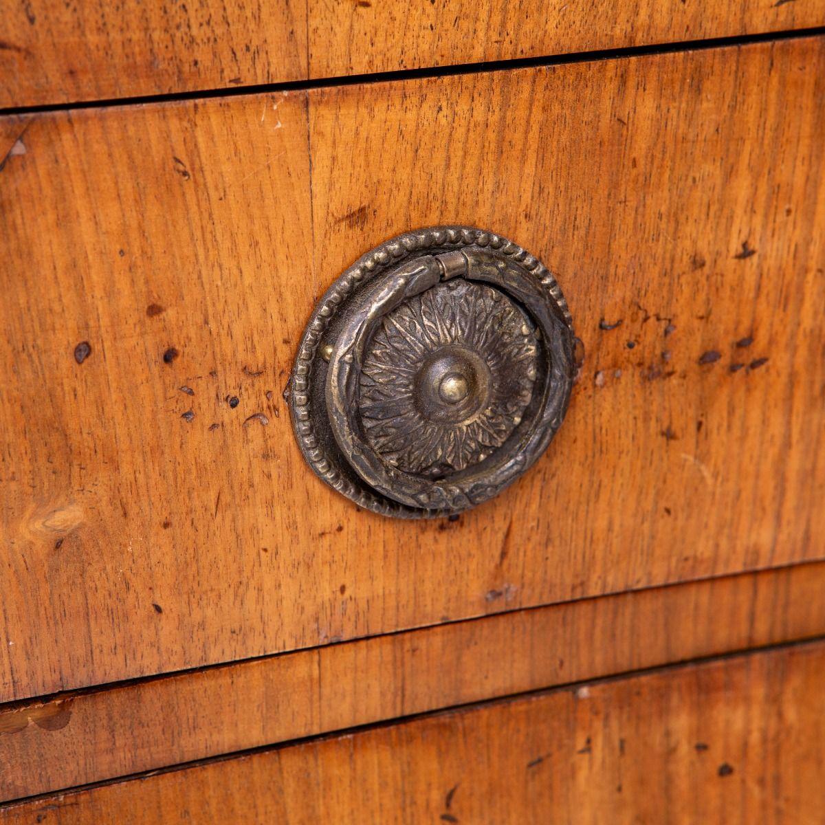 Commode italiano in legno di noce Luigi XVI con patina originale in vendita 4