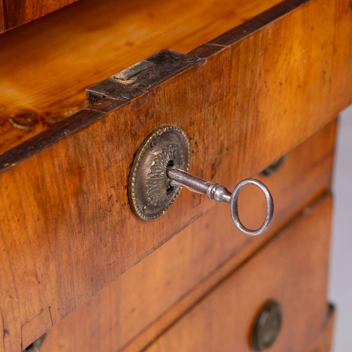 Commode italiano in legno di noce Luigi XVI con patina originale in vendita 5