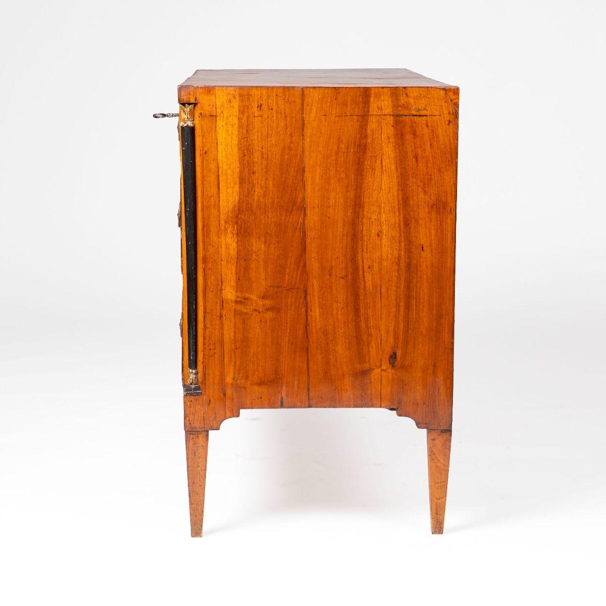 Italiano Commode italiano in legno di noce Luigi XVI con patina originale in vendita