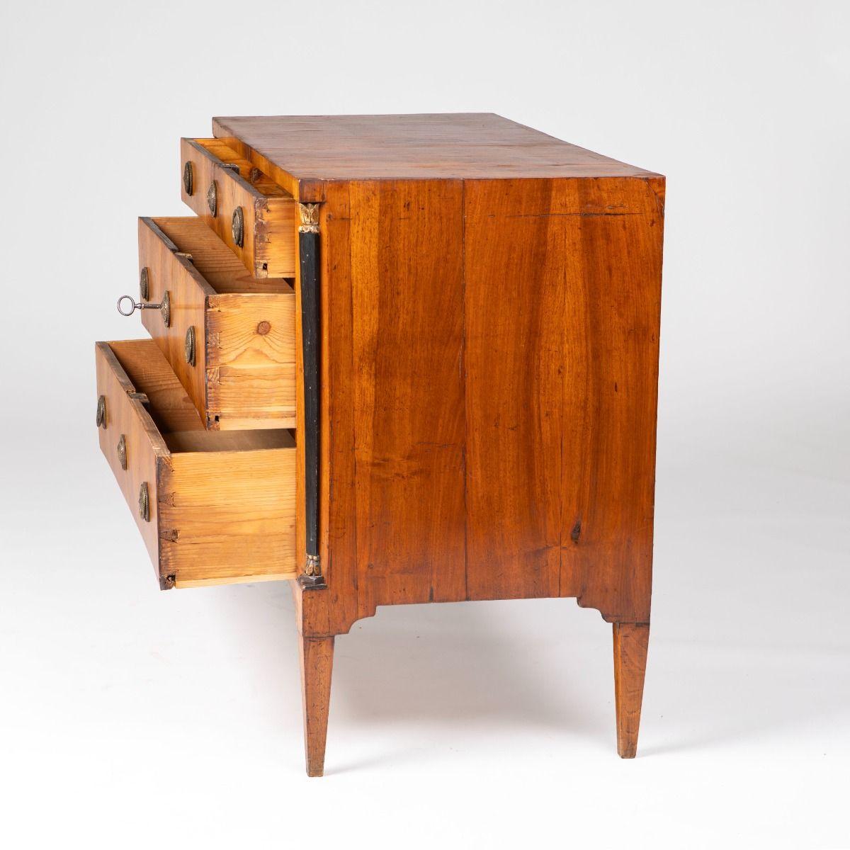 Commode italiano in legno di noce Luigi XVI con patina originale In condizioni buone in vendita a Kastrup, DK