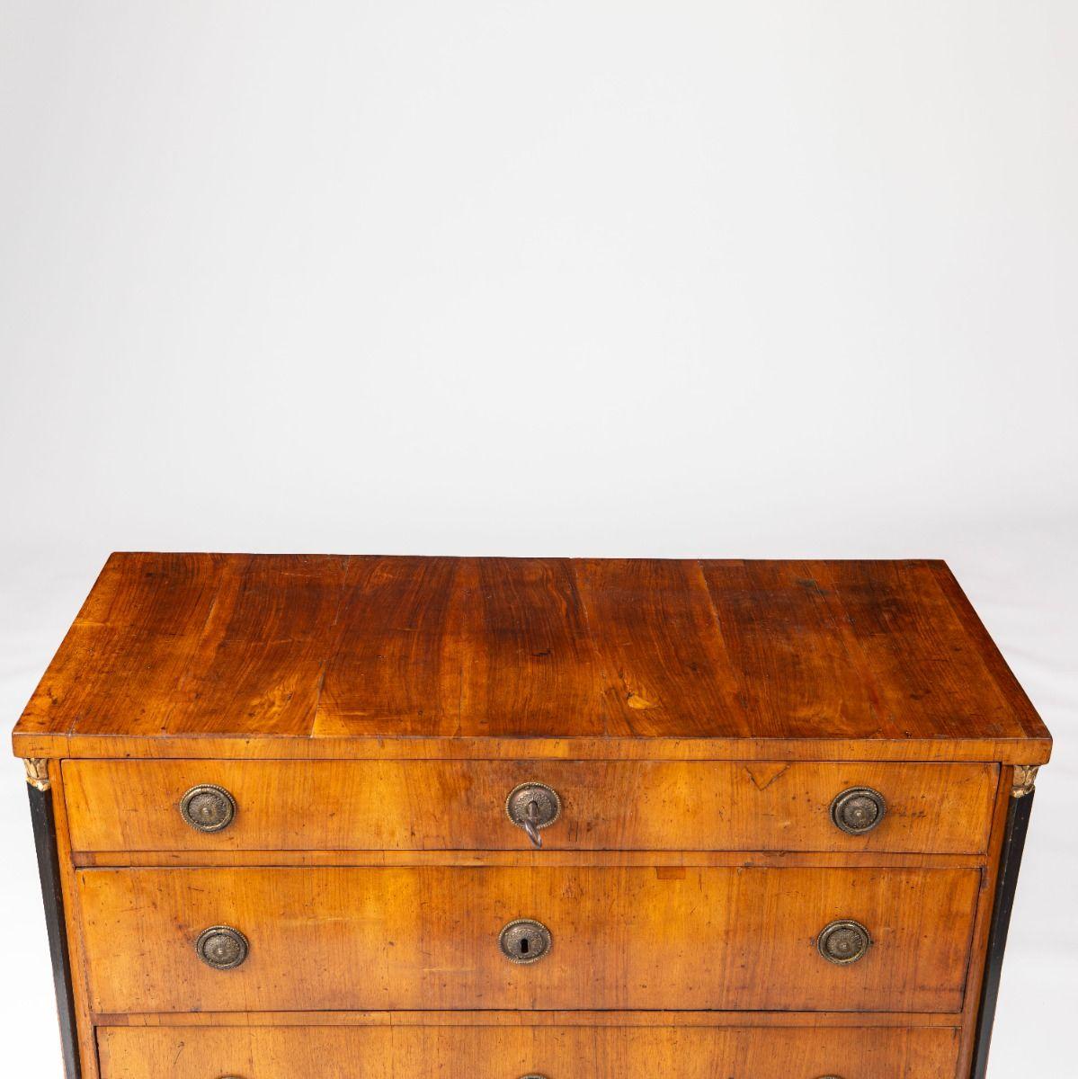XVIII secolo Commode italiano in legno di noce Luigi XVI con patina originale in vendita