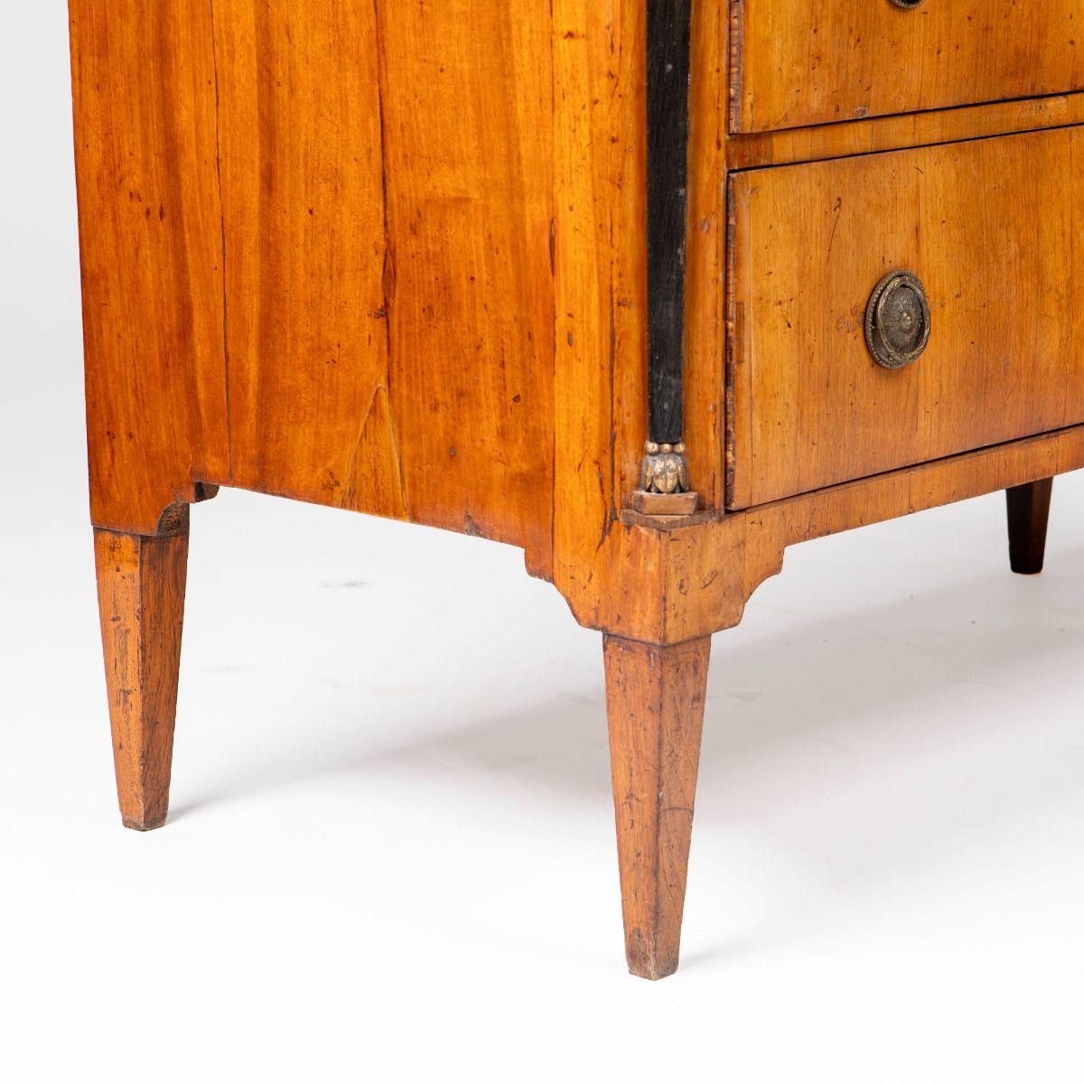 Metallo Commode italiano in legno di noce Luigi XVI con patina originale in vendita