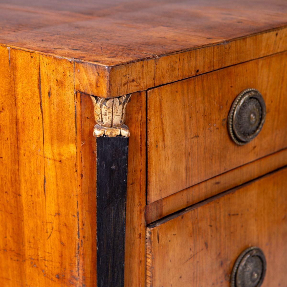 Commode italiano in legno di noce Luigi XVI con patina originale in vendita 1