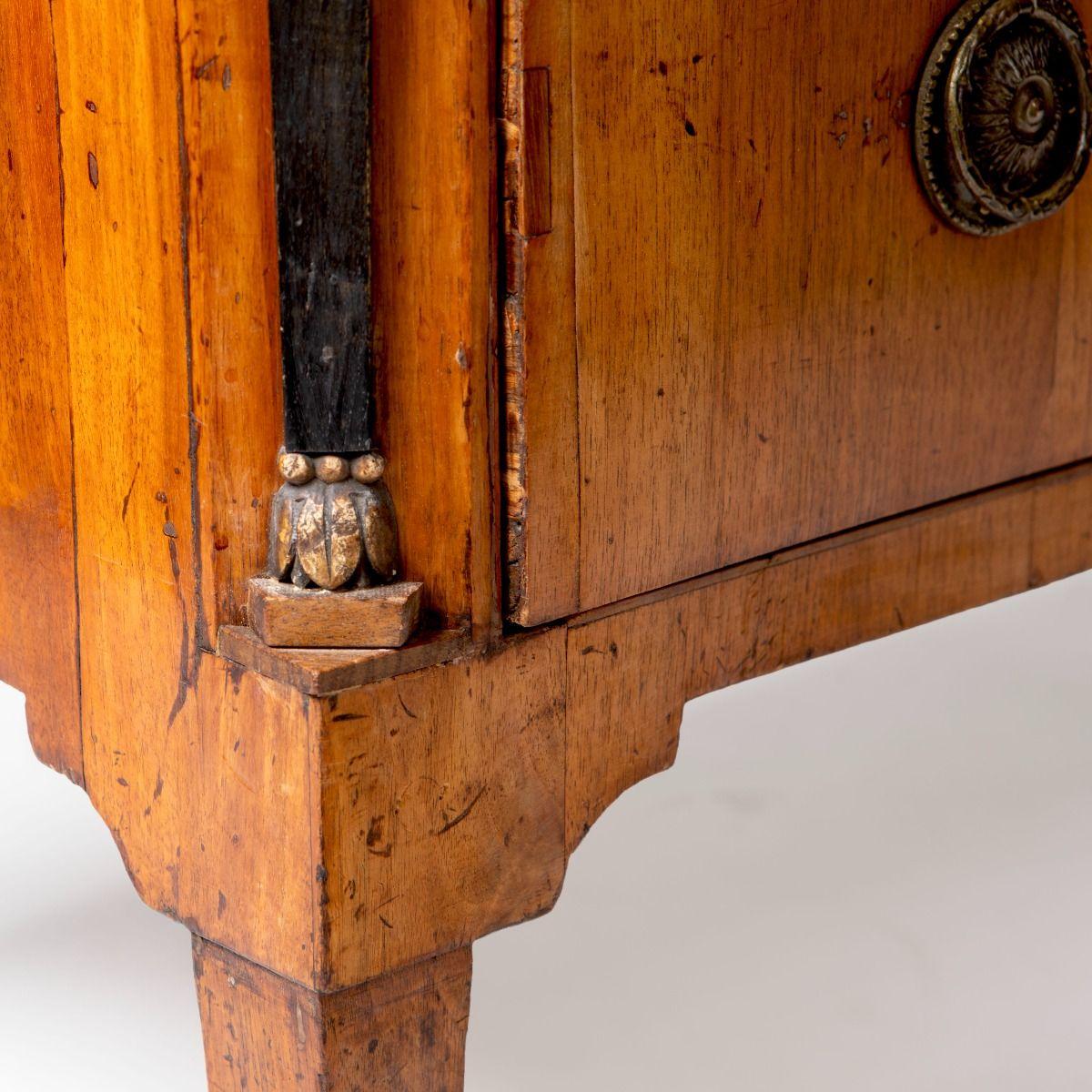Commode italiano in legno di noce Luigi XVI con patina originale in vendita 3