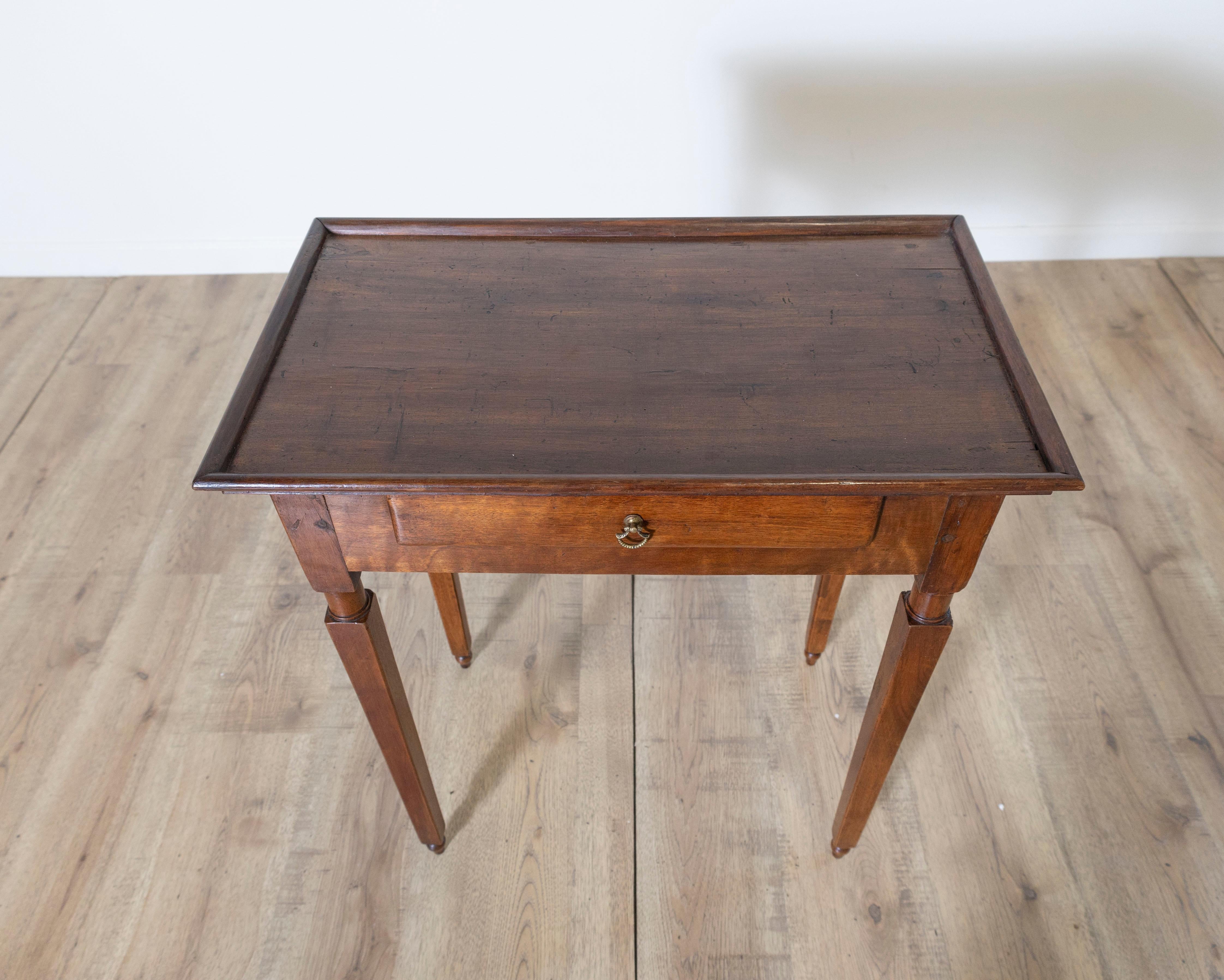 Mesa auxiliar italiana Luis XVI de nogal con tablero de galería, Toscana, S. XVIII Italiano en venta