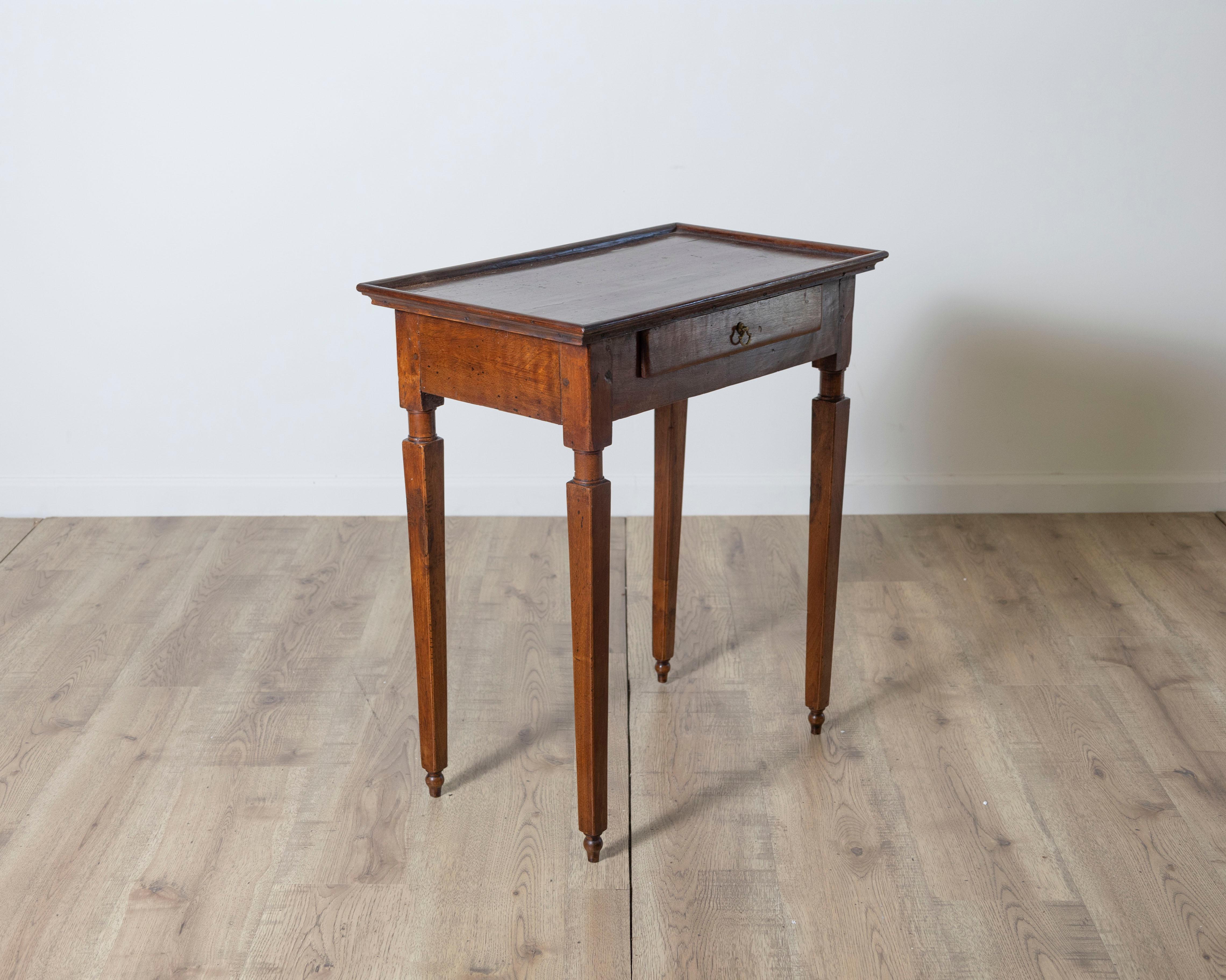 Mesa auxiliar italiana Luis XVI de nogal con tablero de galería, Toscana, S. XVIII en Bueno estado para la venta en Atlanta, GA