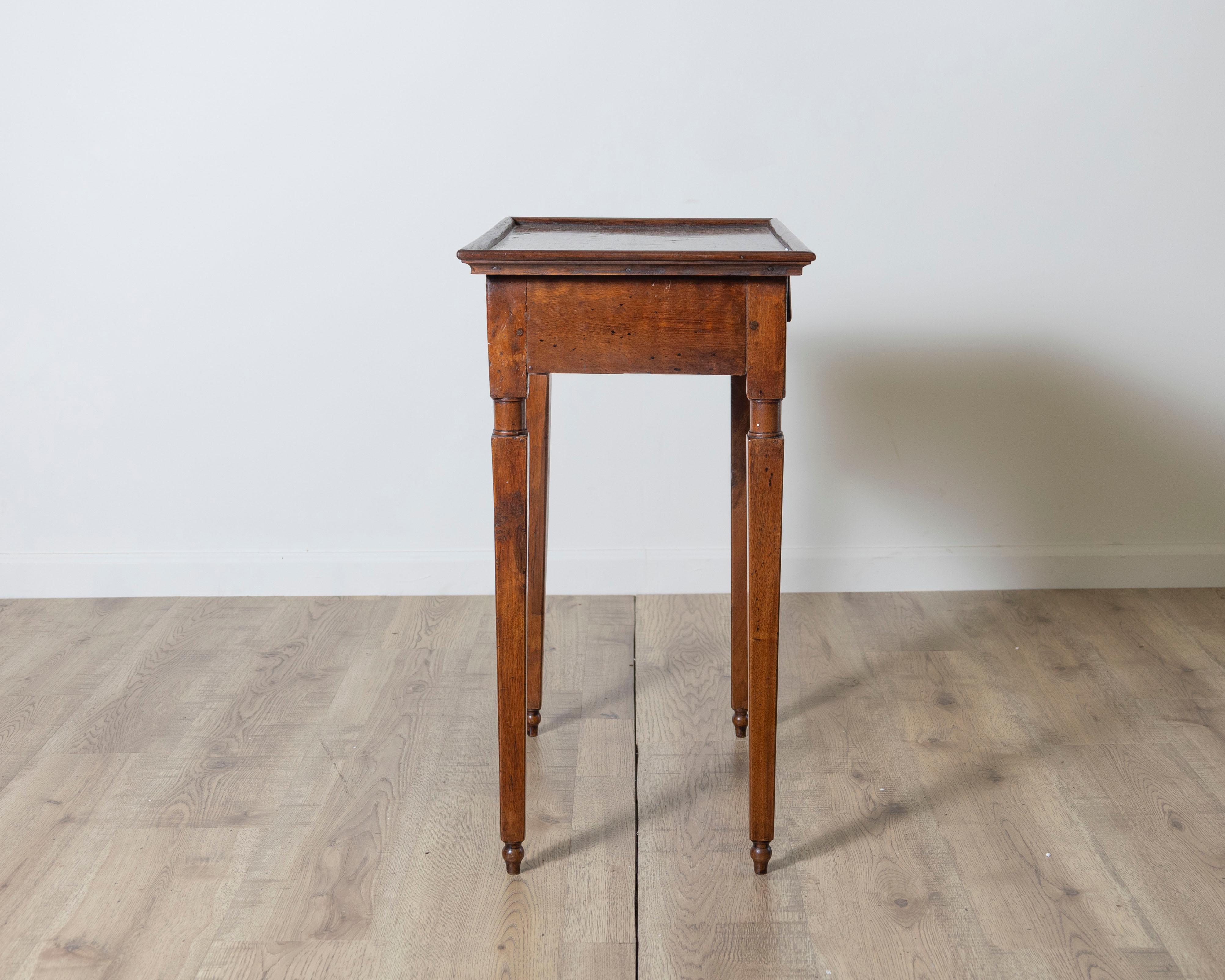 Mesa auxiliar italiana Luis XVI de nogal con tablero de galería, Toscana, S. XVIII Nogal en venta