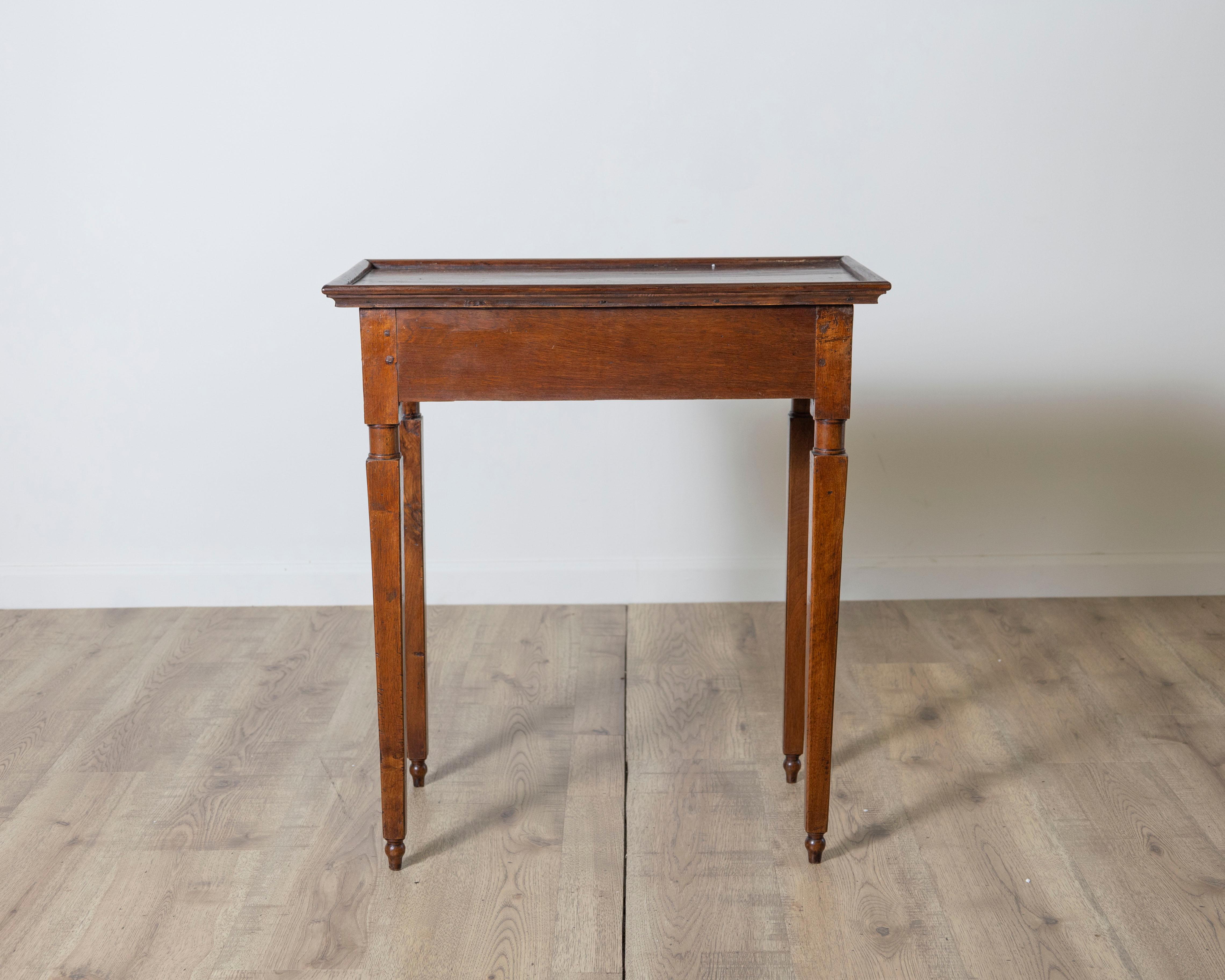 Mesa auxiliar italiana Luis XVI de nogal con tablero de galería, Toscana, S. XVIII en venta 1