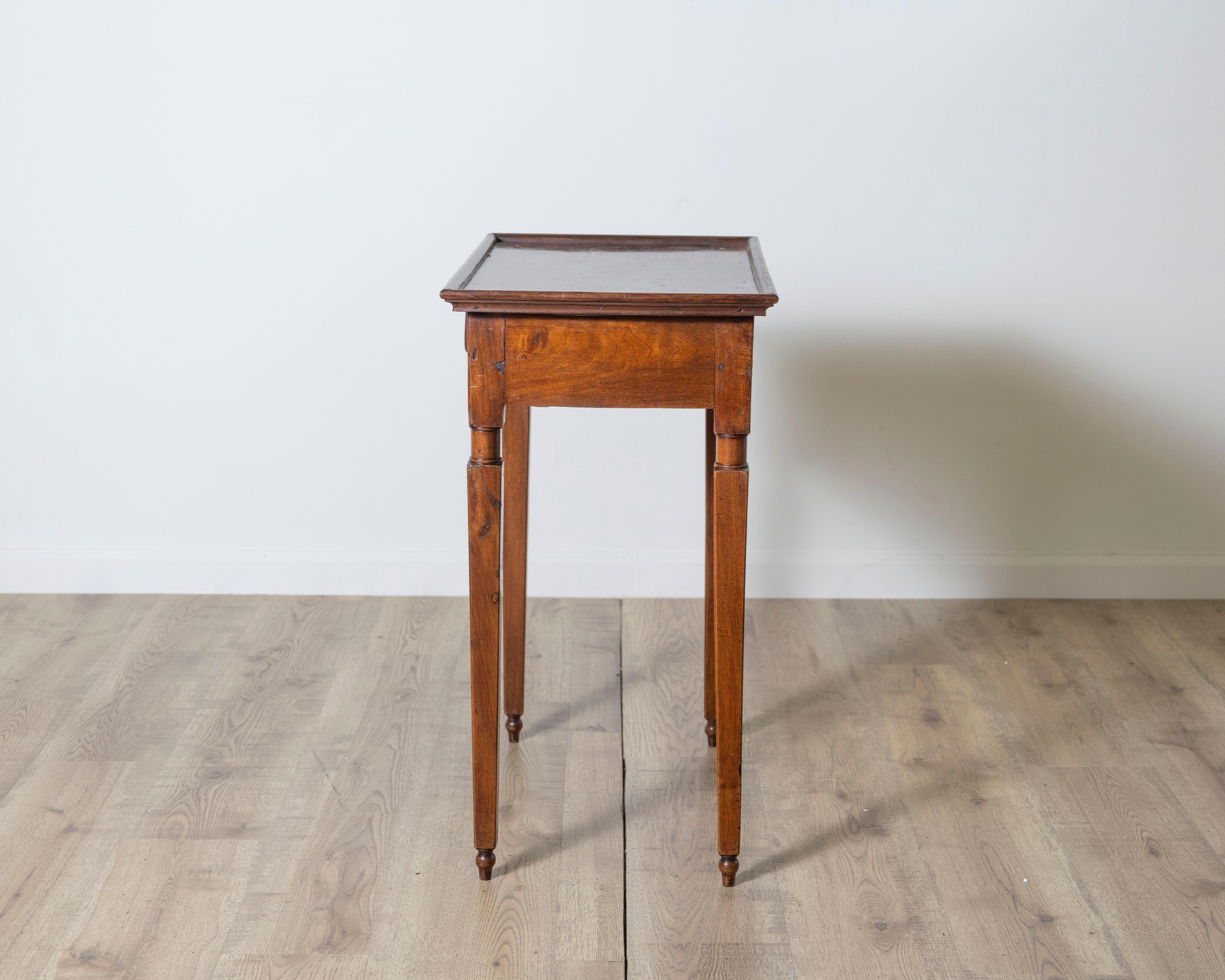 Mesa auxiliar italiana Luis XVI de nogal con tablero de galería, Toscana, S. XVIII en venta 2