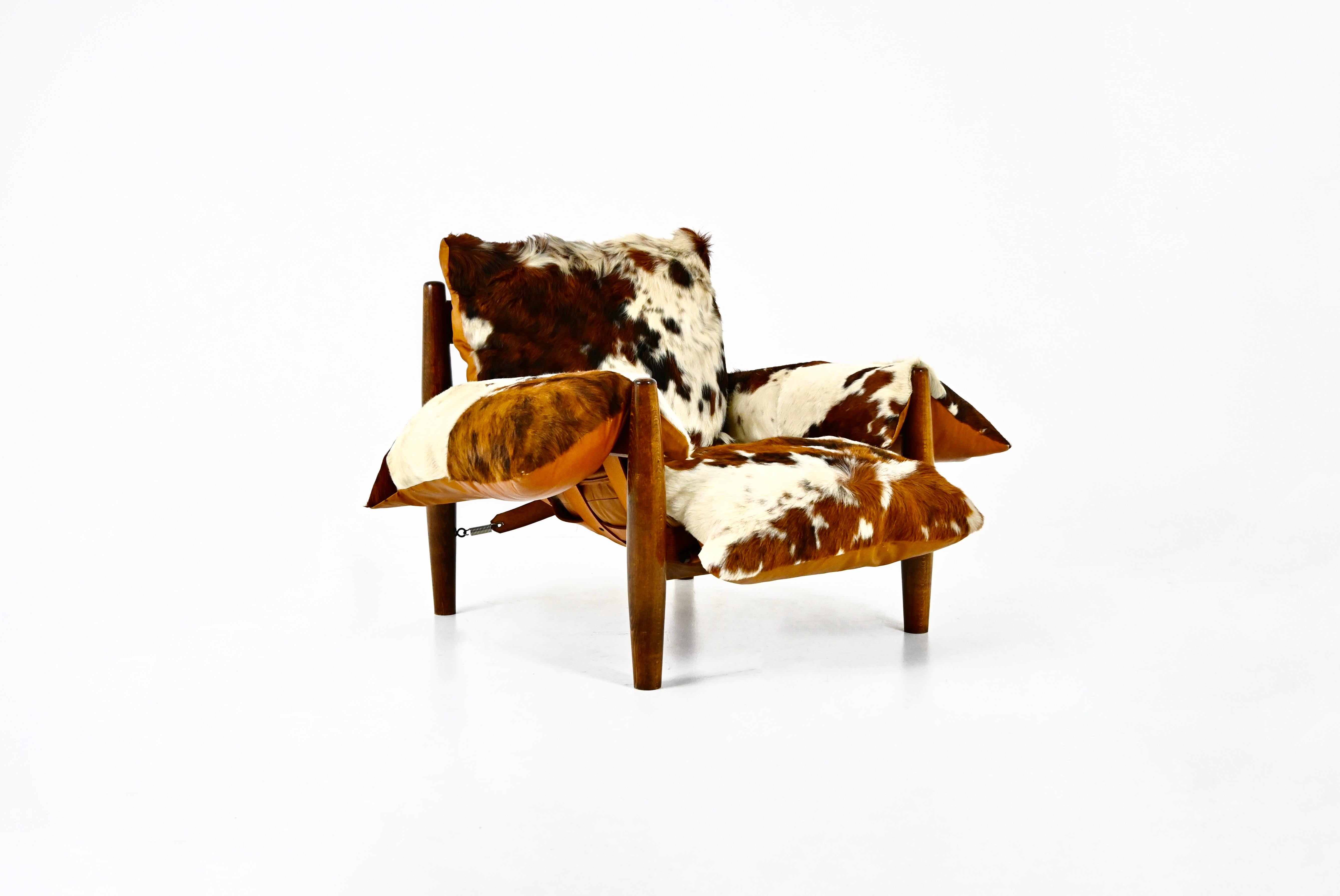 Lounge chair with cowhide and leather cushion and wooden frame. Reversible cushion. Seat height: 38 cm.
Wear due to time and age of lounge chair.
FOR SHIPPING, REQUEST US FOR RECEIVE THE BEST PRICE
