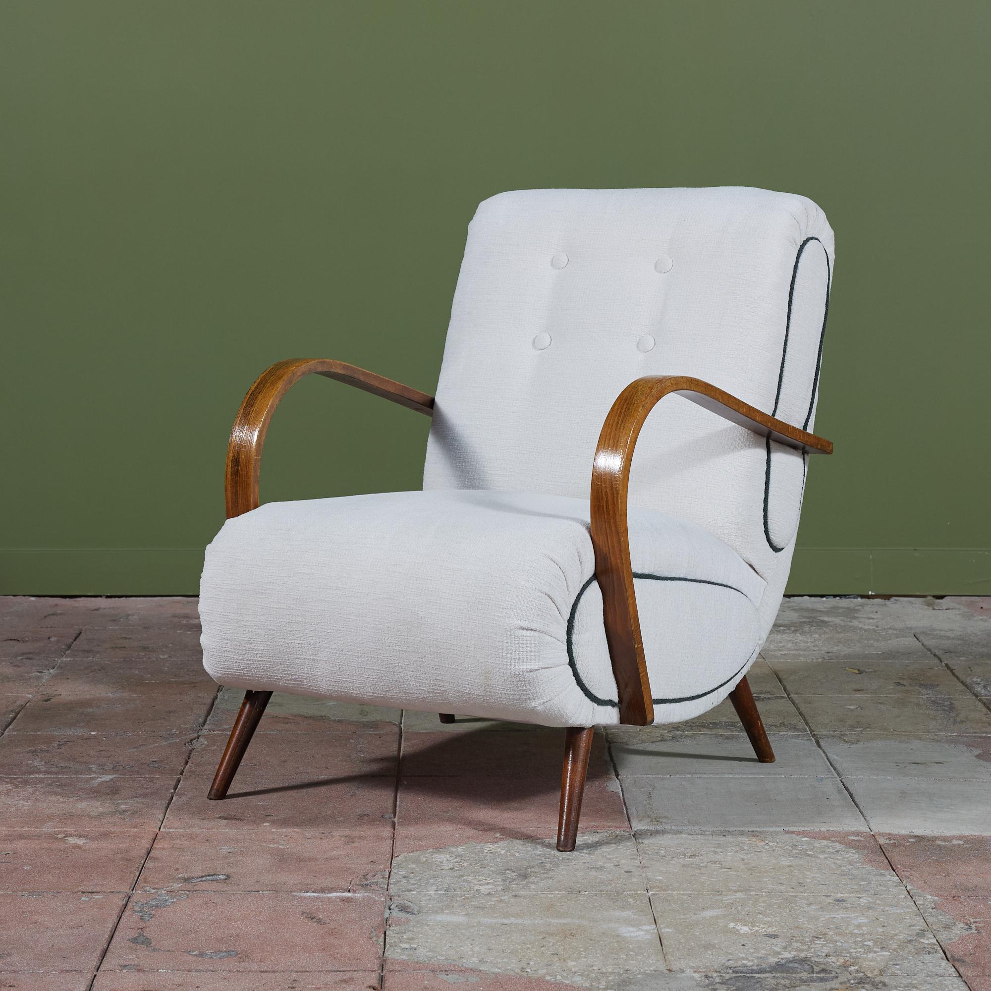Lounge chair attributed to Italian designer Paolo Buffa. The chair features a textured linen upholstery with dark green piping at each side. The birch frame showcases beautiful bentwood arms with four tapered splayed legs. The seat back has four