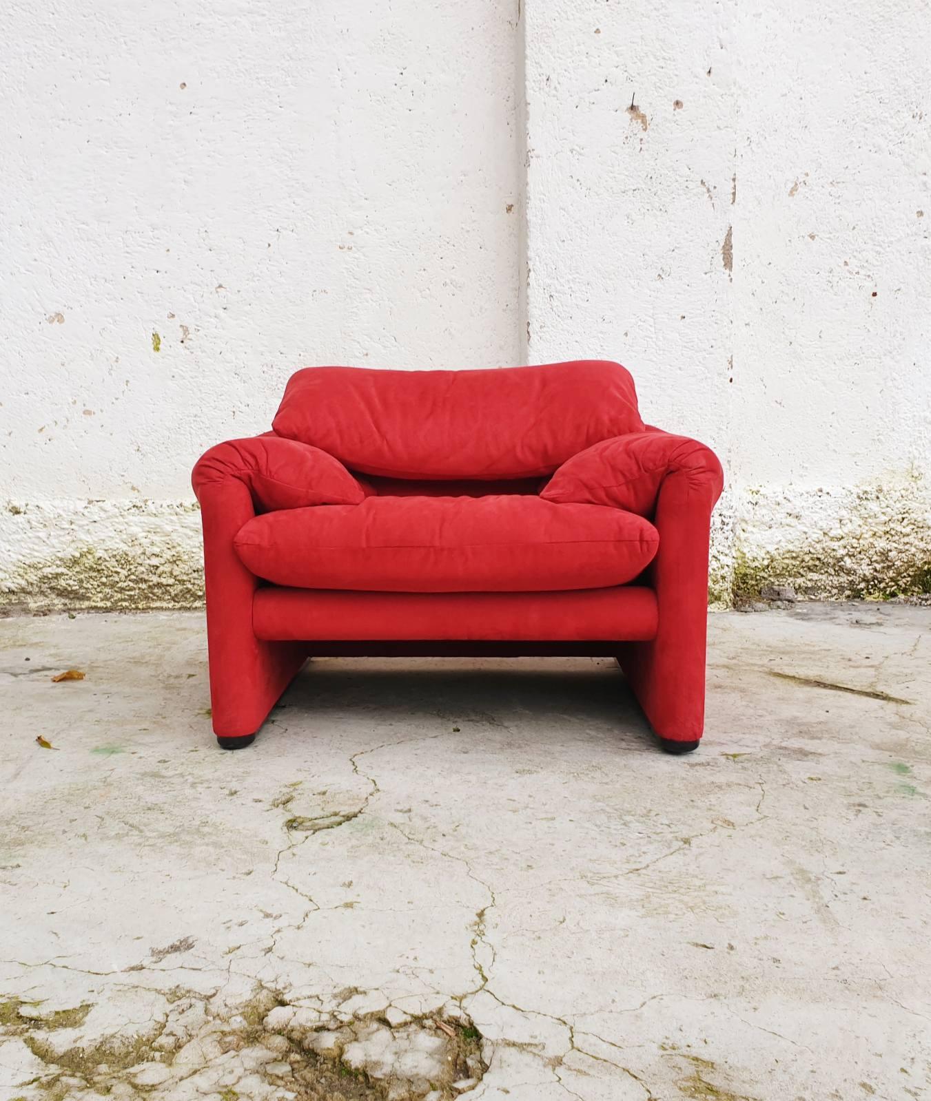 A set of lounge chair with ottoman Maralunga designed by Vico Magistretti and produce by Cassina in Italy in the 70s
Perfect conditions
Red alcantara fabric