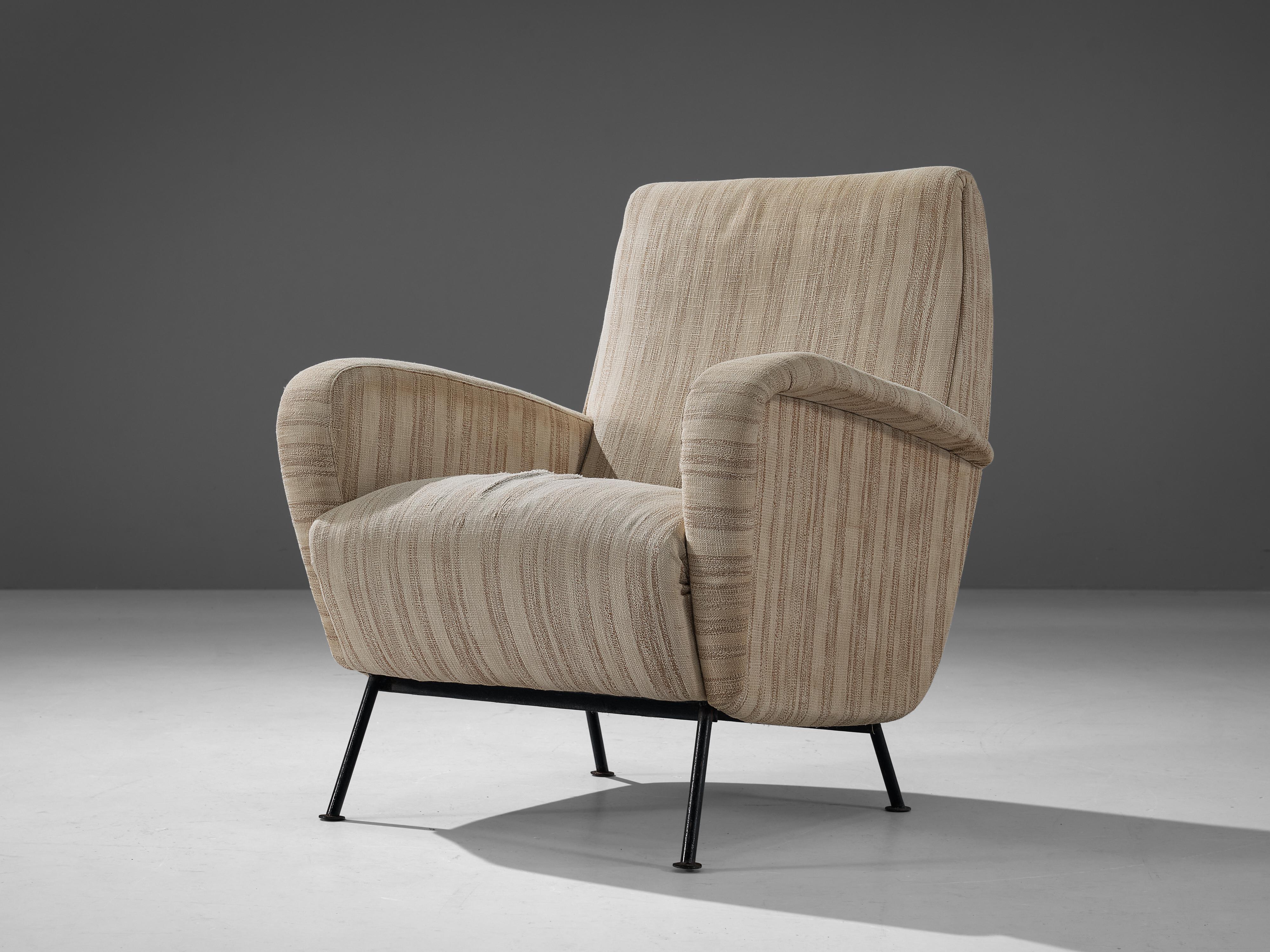 Chaise longue, tissu, métal, Italie, années 1950.

Cette chaise longue est un exemple emblématique du design italien des années cinquante. Organique et sculpturale, la chaise longue est tout sauf minimaliste. Équipé de pieds métalliques en pointe,