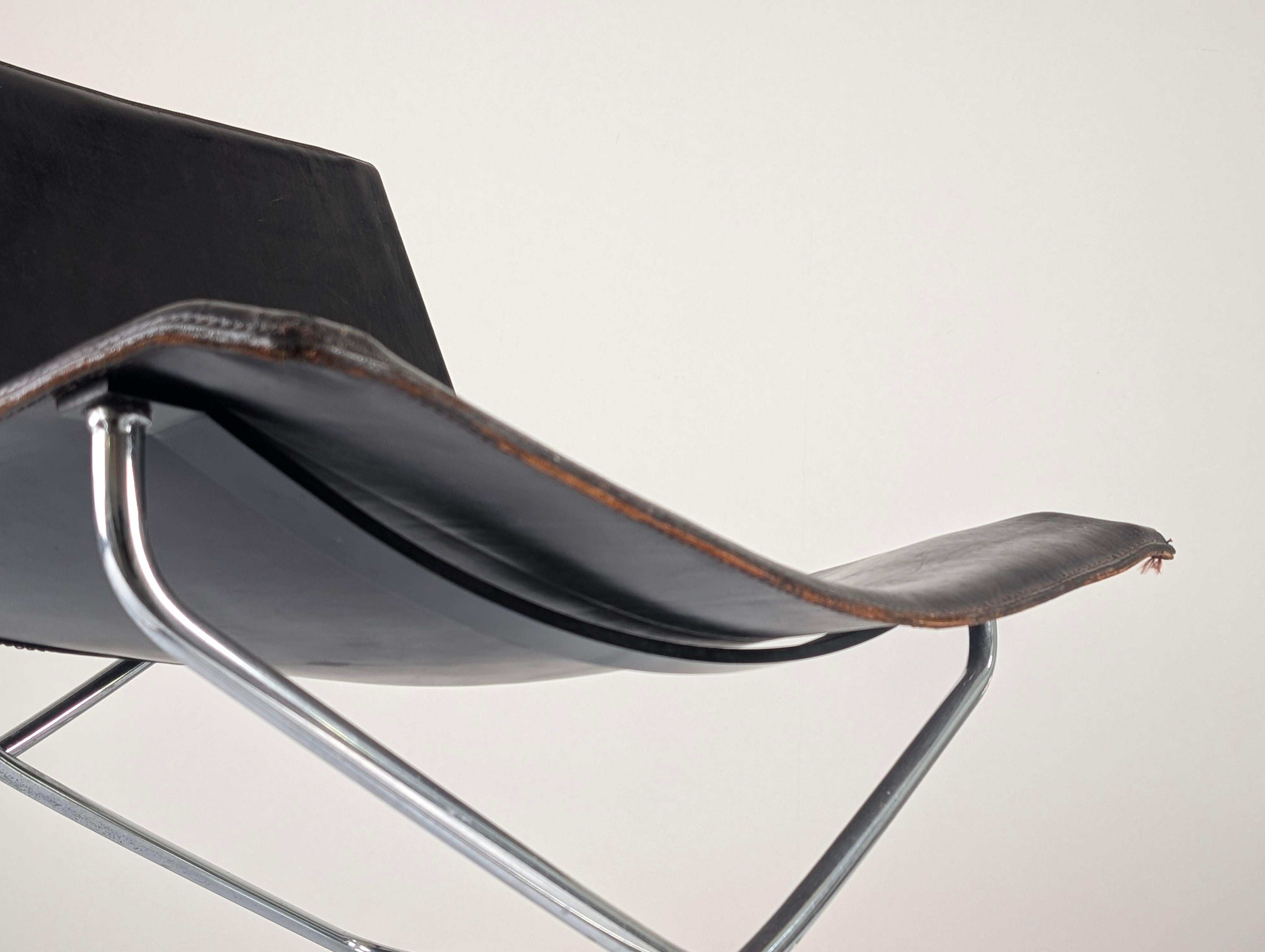 Italian Lounge Chair in Black Leather and Chrome, 1980s In Good Condition For Sale In Benalmadena, ES