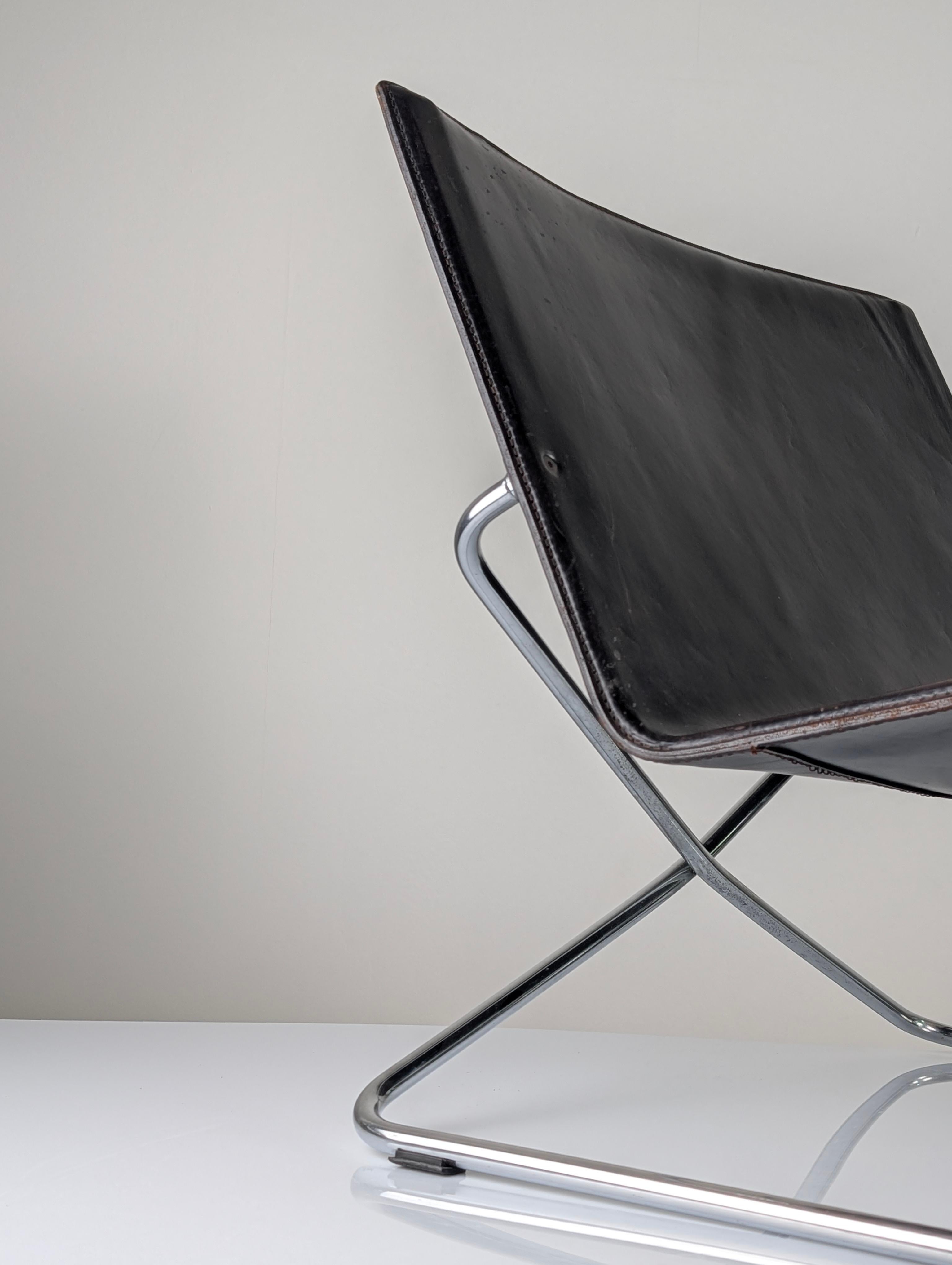 Italian Lounge Chair in Black Leather and Chrome, 1980s For Sale 4