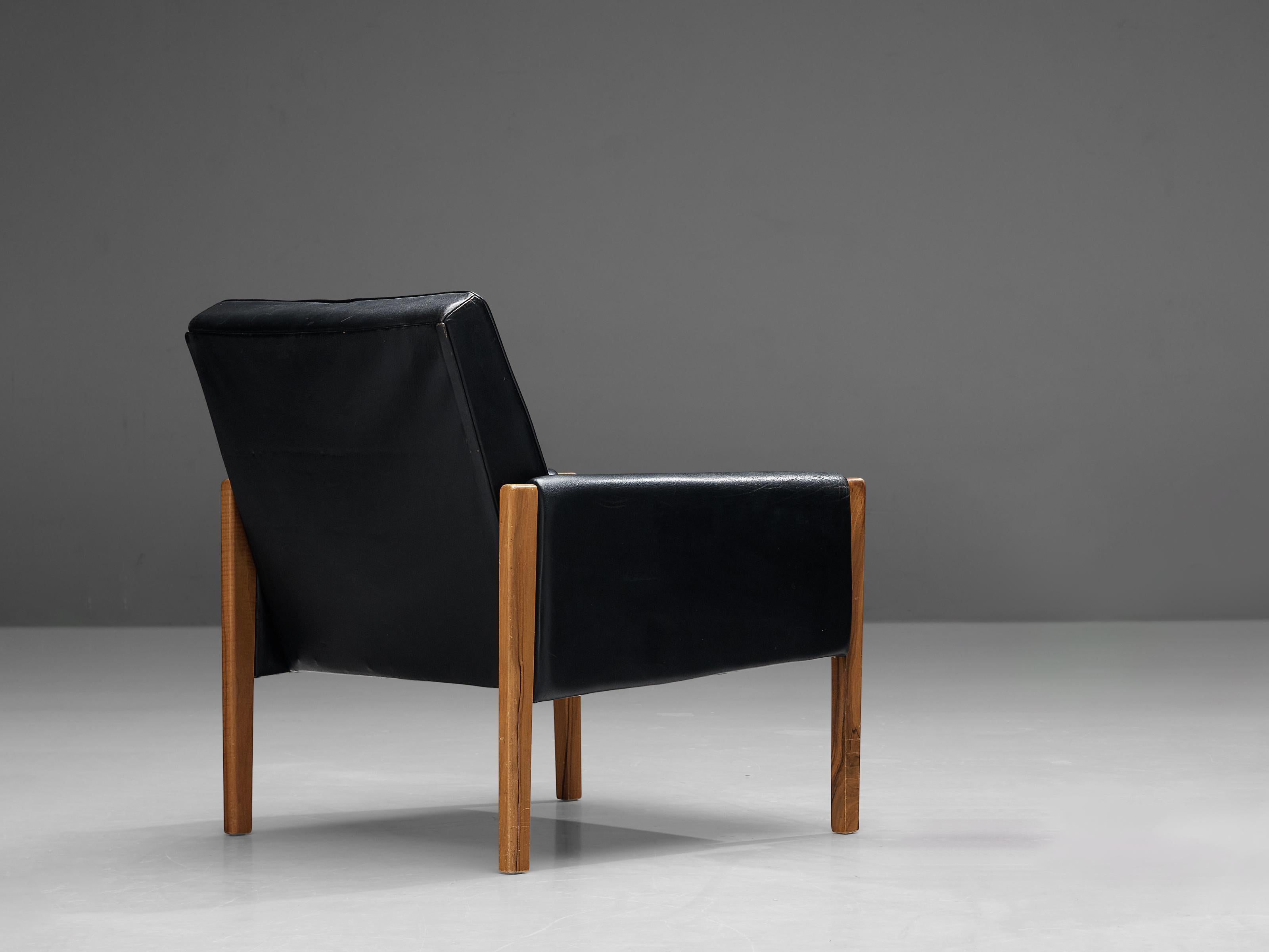 Italian Lounge Chair in Black Leather and Stained Walnut In Good Condition For Sale In Waalwijk, NL