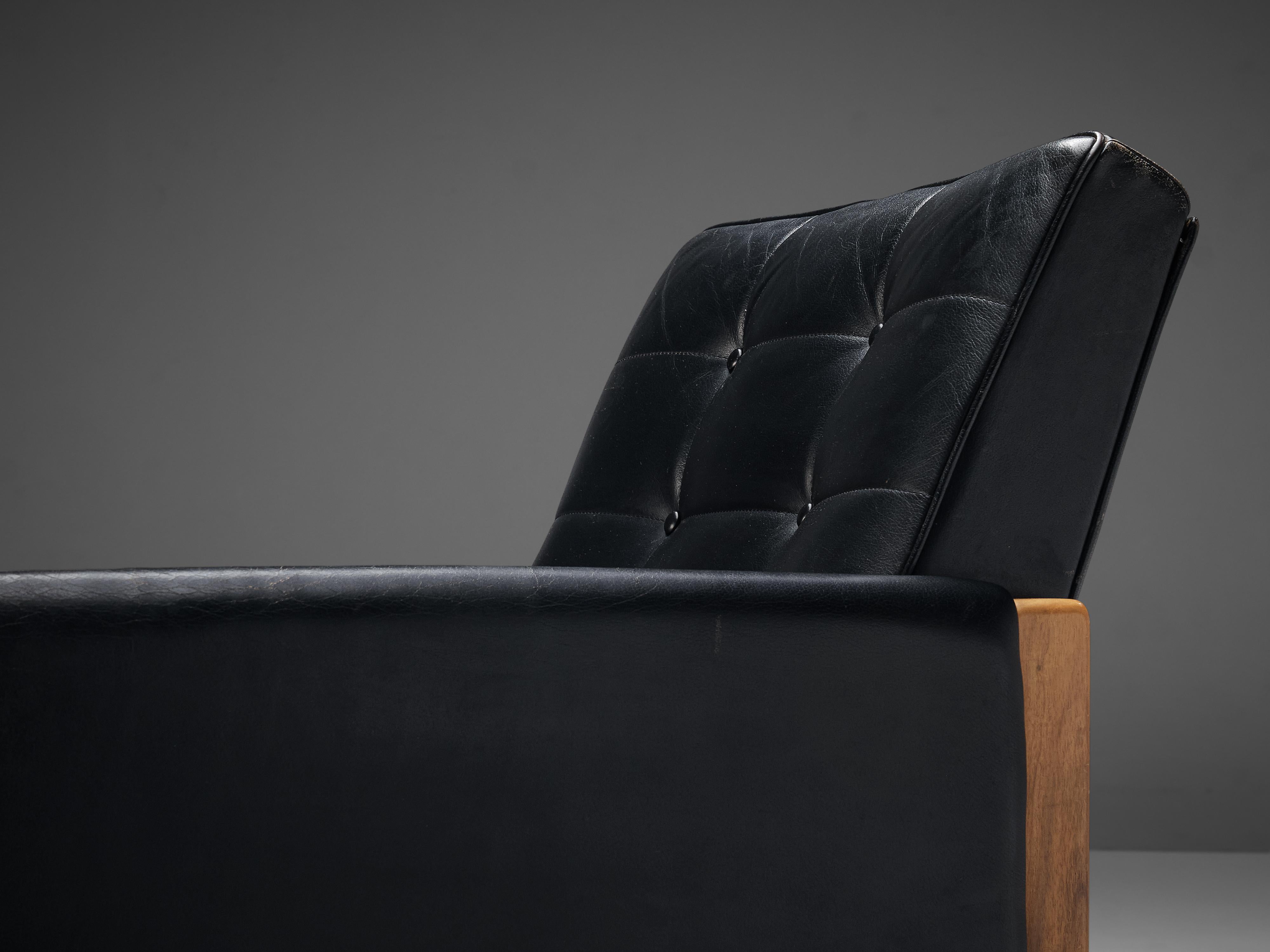 Mid-20th Century Italian Lounge Chair in Black Leather and Stained Walnut For Sale