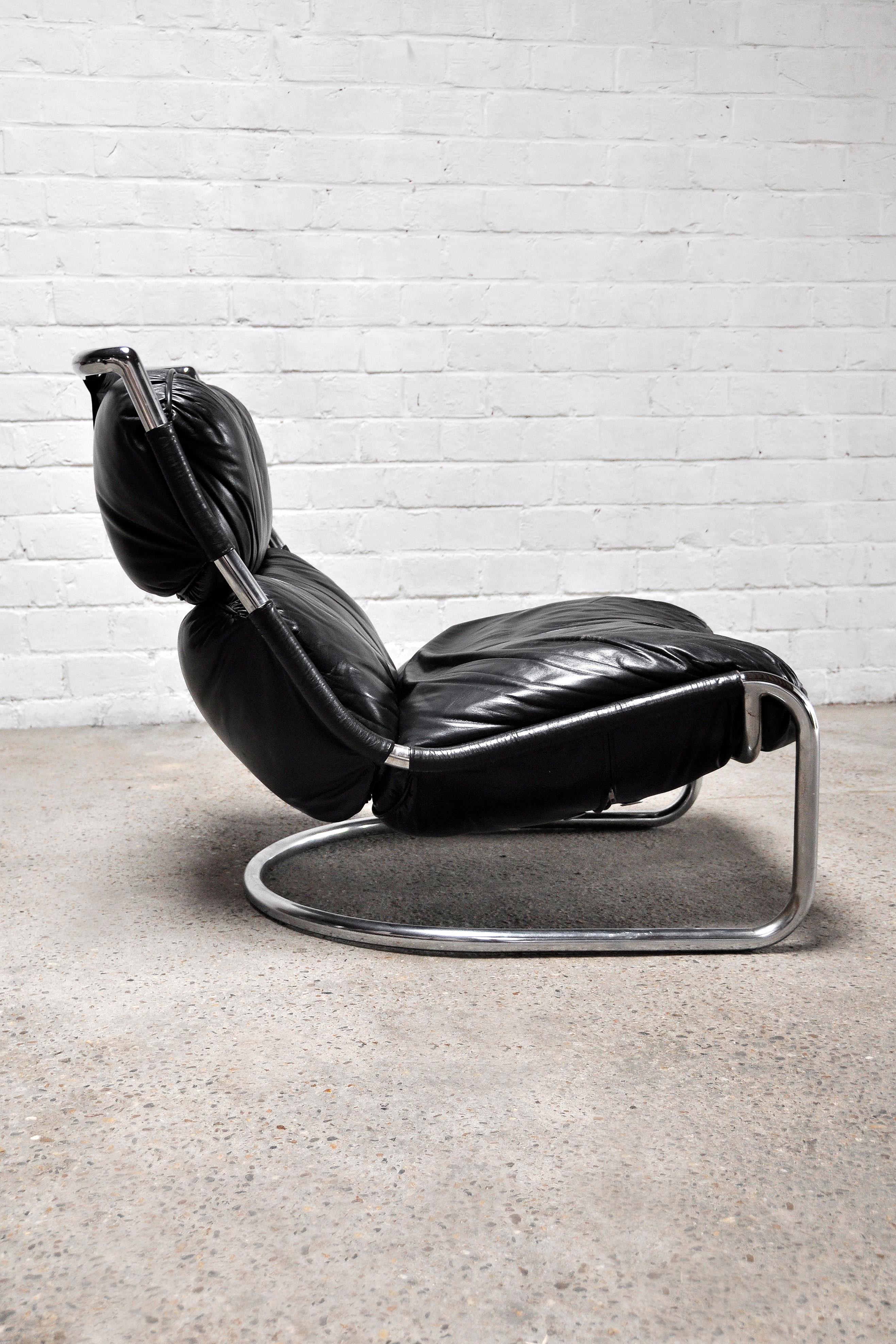 A tubular leather lounge chair made in Italy in the 1970's. A very functional and light model thanks to the combination of strong, lasting materials. The chair features a low design profile with bended tubular steel tubes and thick black leather
