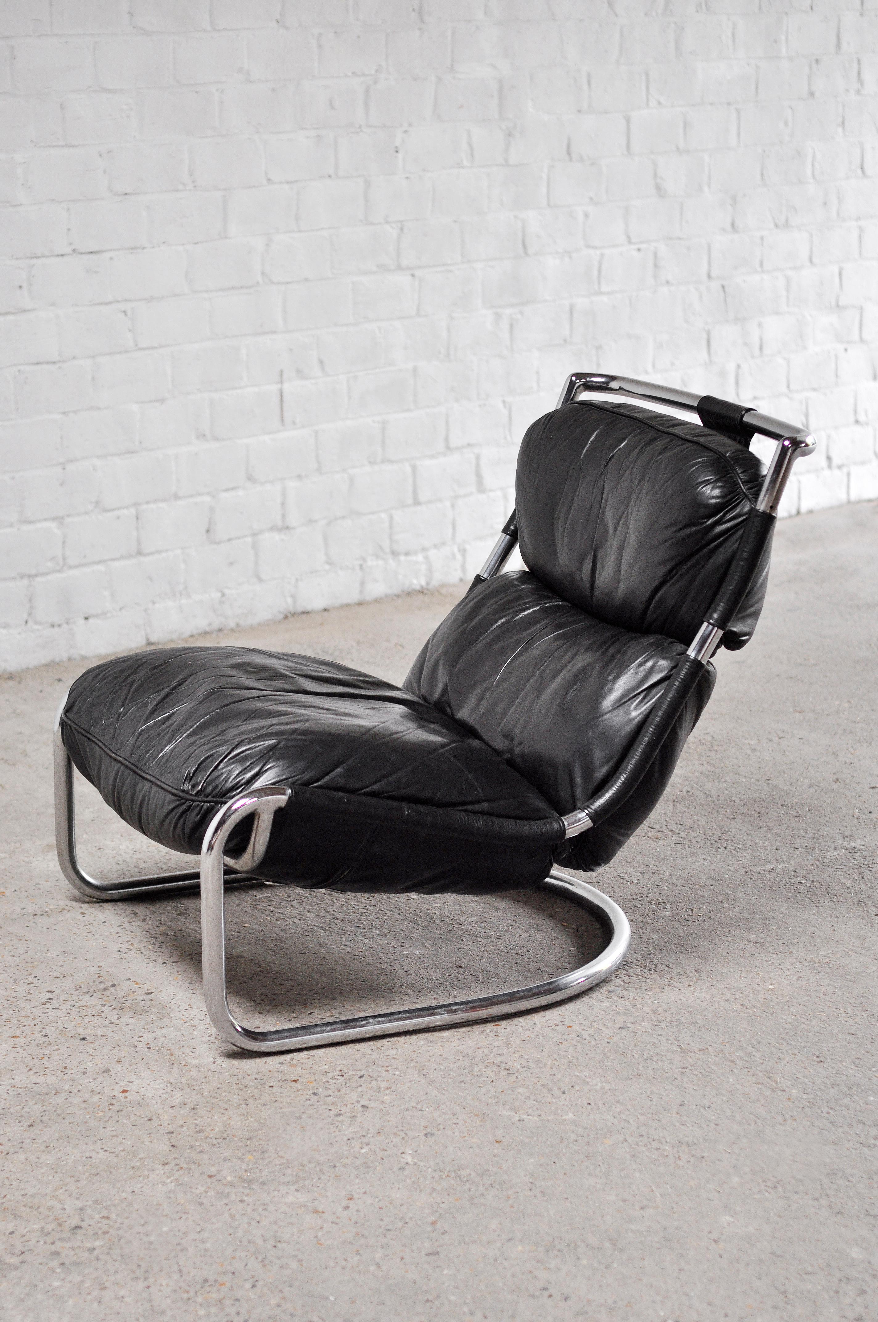 Late 20th Century Italian Lounge Chair in Black Leather and Tubular Steel, 1970s