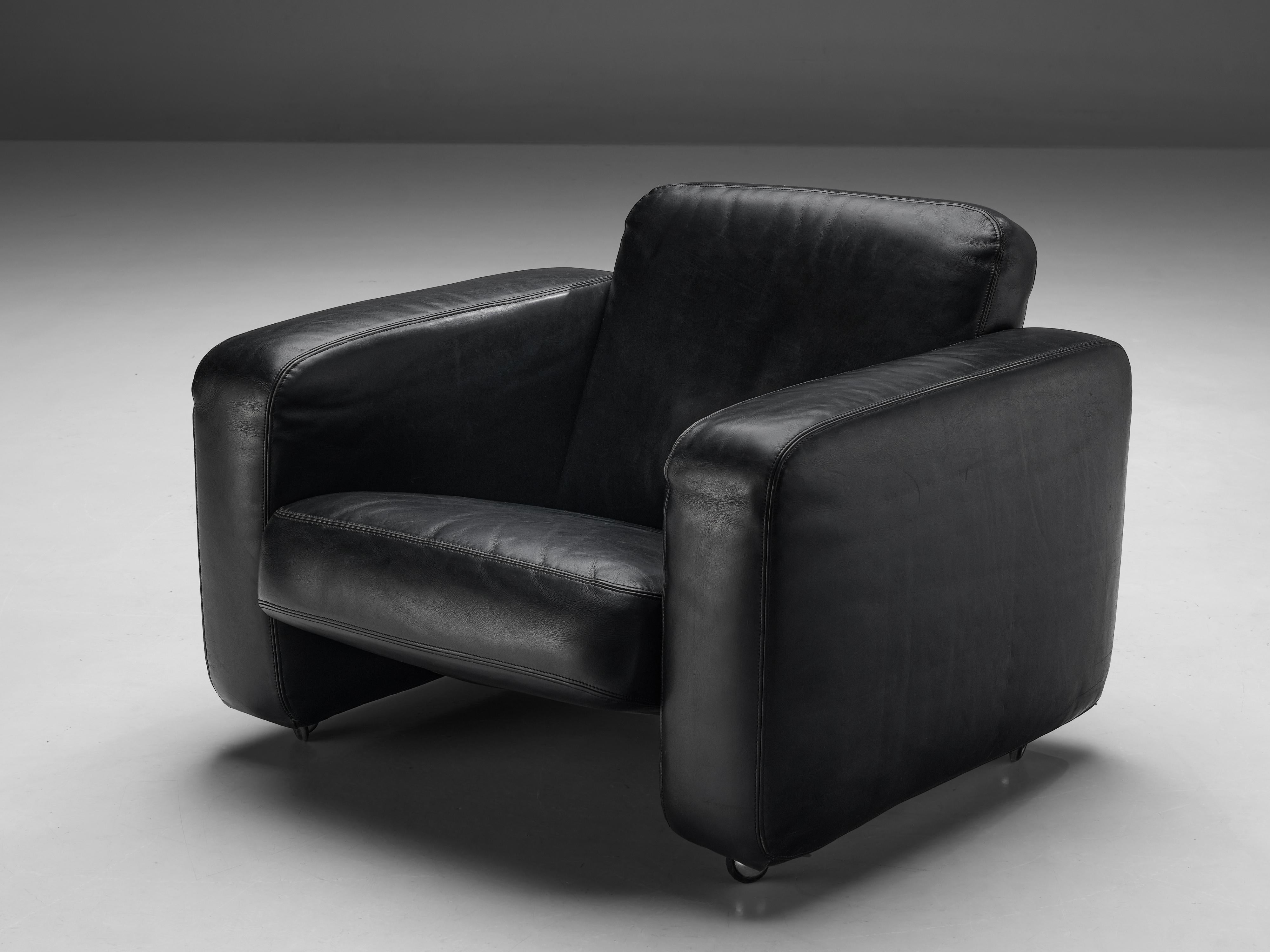 Chaise longue, cuir, Italie, 1970

Ce fauteuil de salon mobile est entièrement recouvert d'un cuir épais de haute qualité qui se patine merveilleusement bien au fil des ans. La forme ronde des coussins souligne la douceur de ce design et son