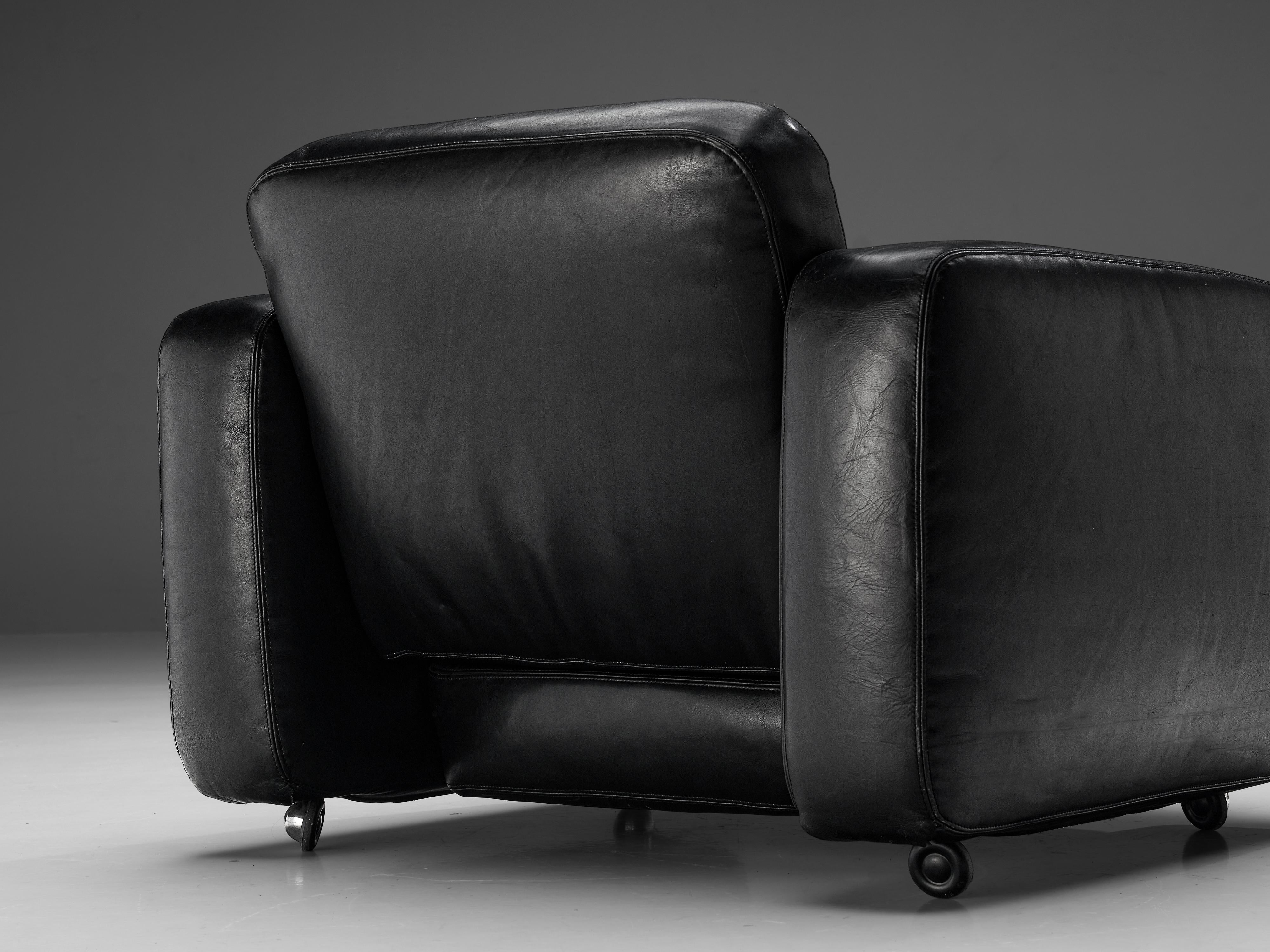 Mid-Century Modern Italian Lounge Chair in Black Leather For Sale