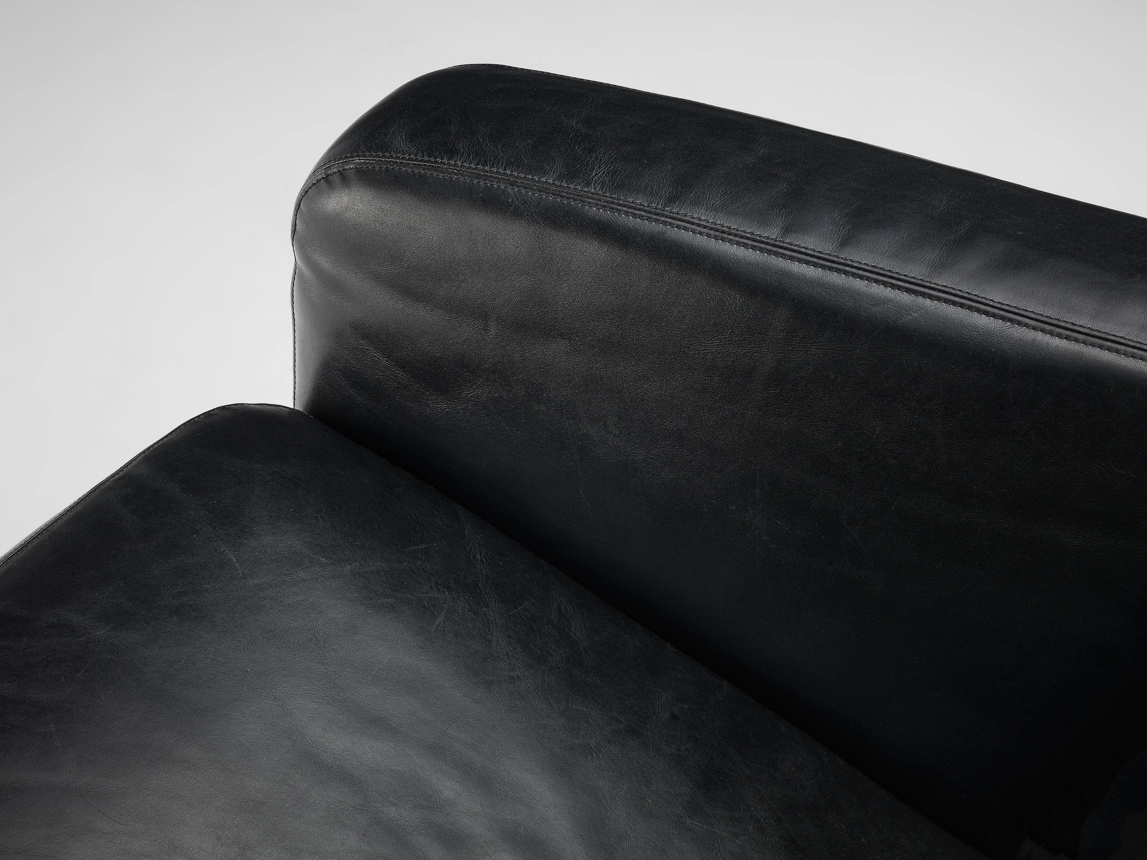 Late 20th Century Italian Lounge Chair in Black Leather For Sale
