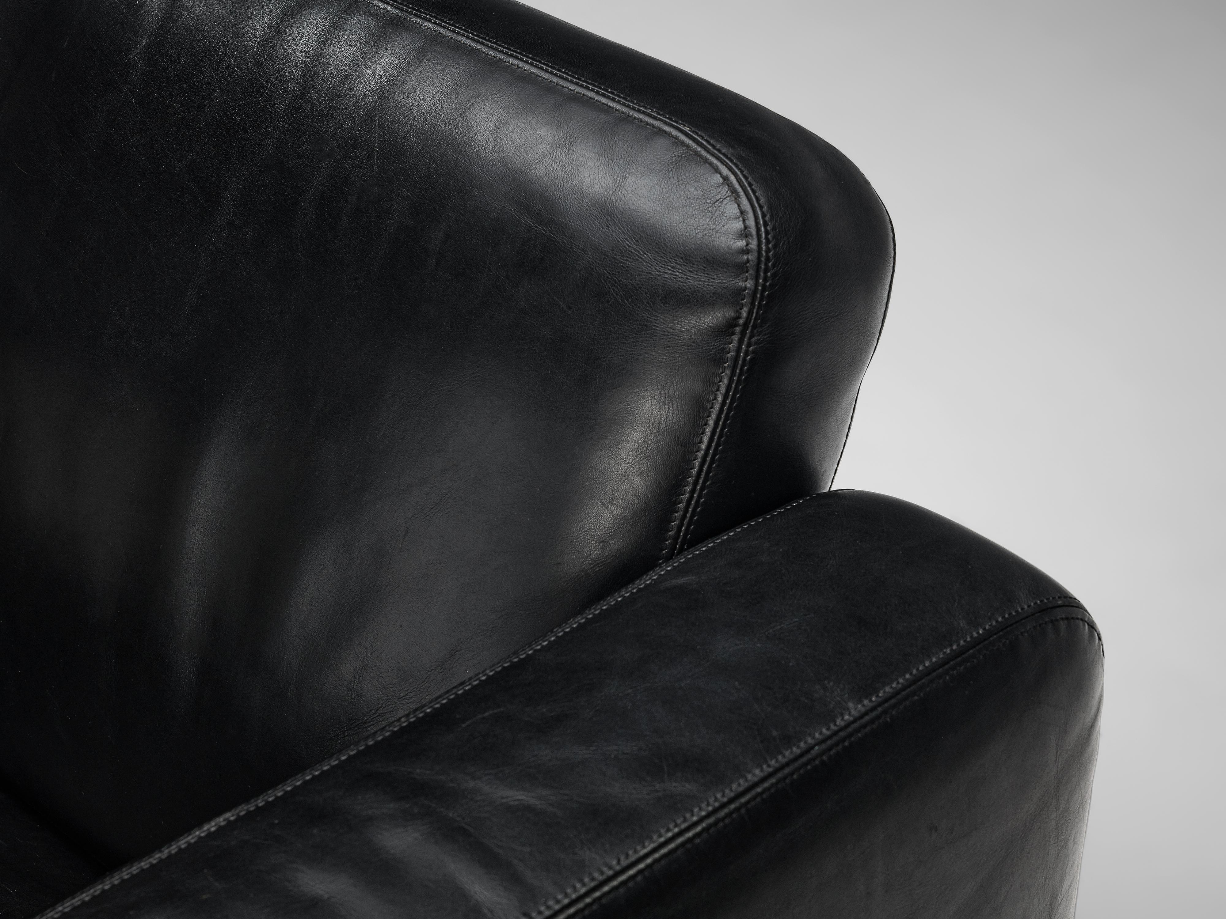 Italian Lounge Chair in Black Leather For Sale 1