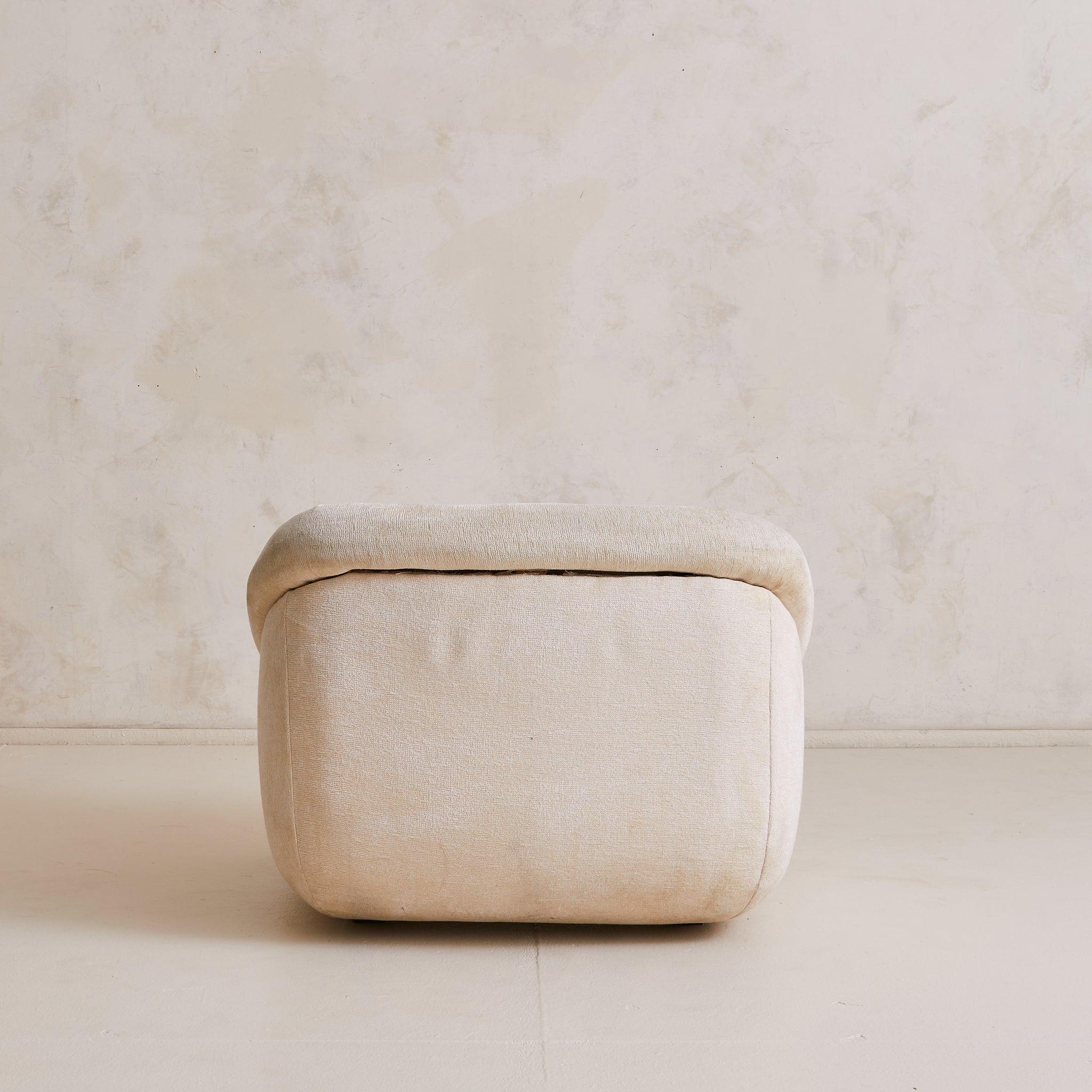 Italian Lounge Chair in Original Ivory Upholstery, 1970s - 2 Available Bon état - En vente à Chicago, IL