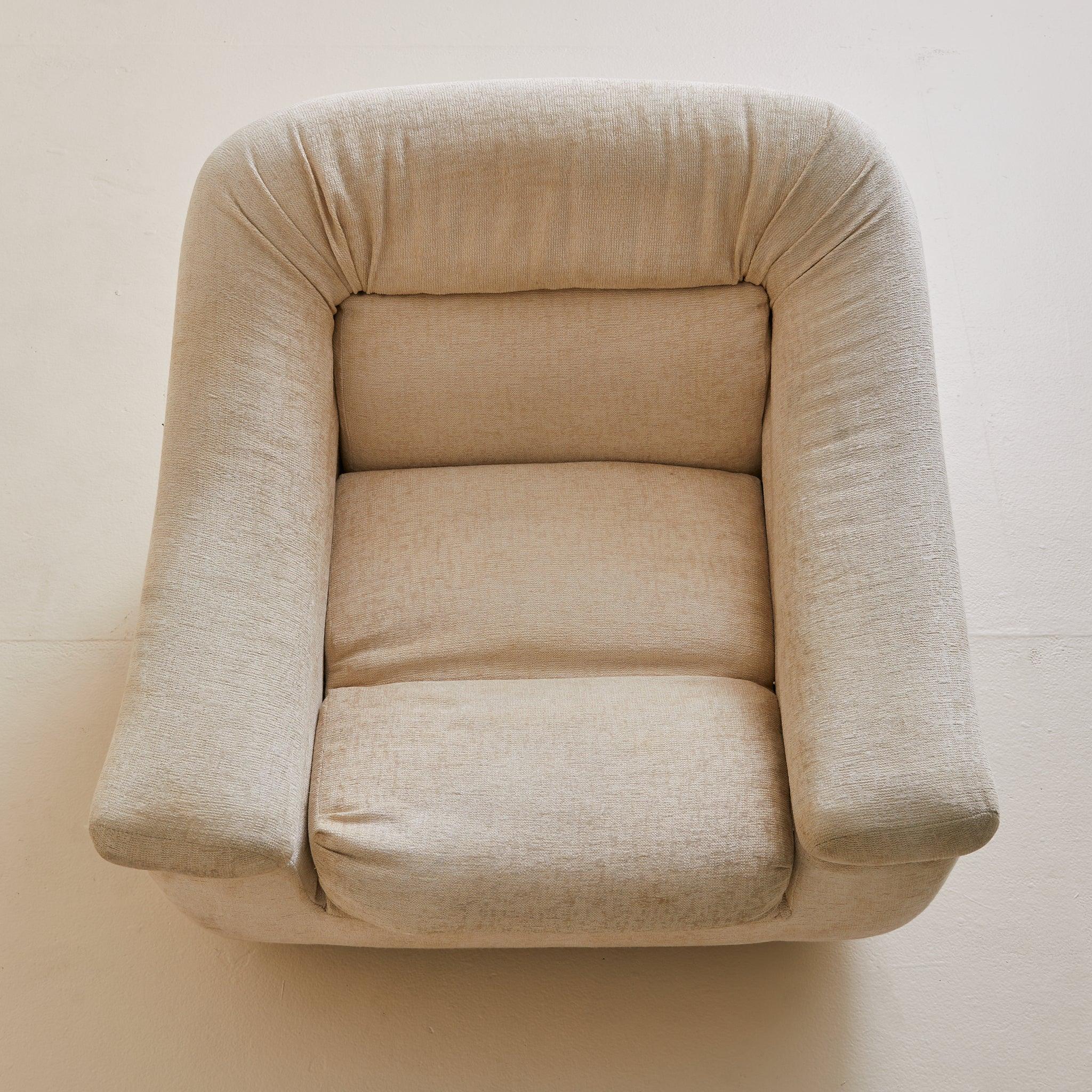 Fin du 20e siècle Italian Lounge Chair in Original Ivory Upholstery, 1970s - 2 Available en vente