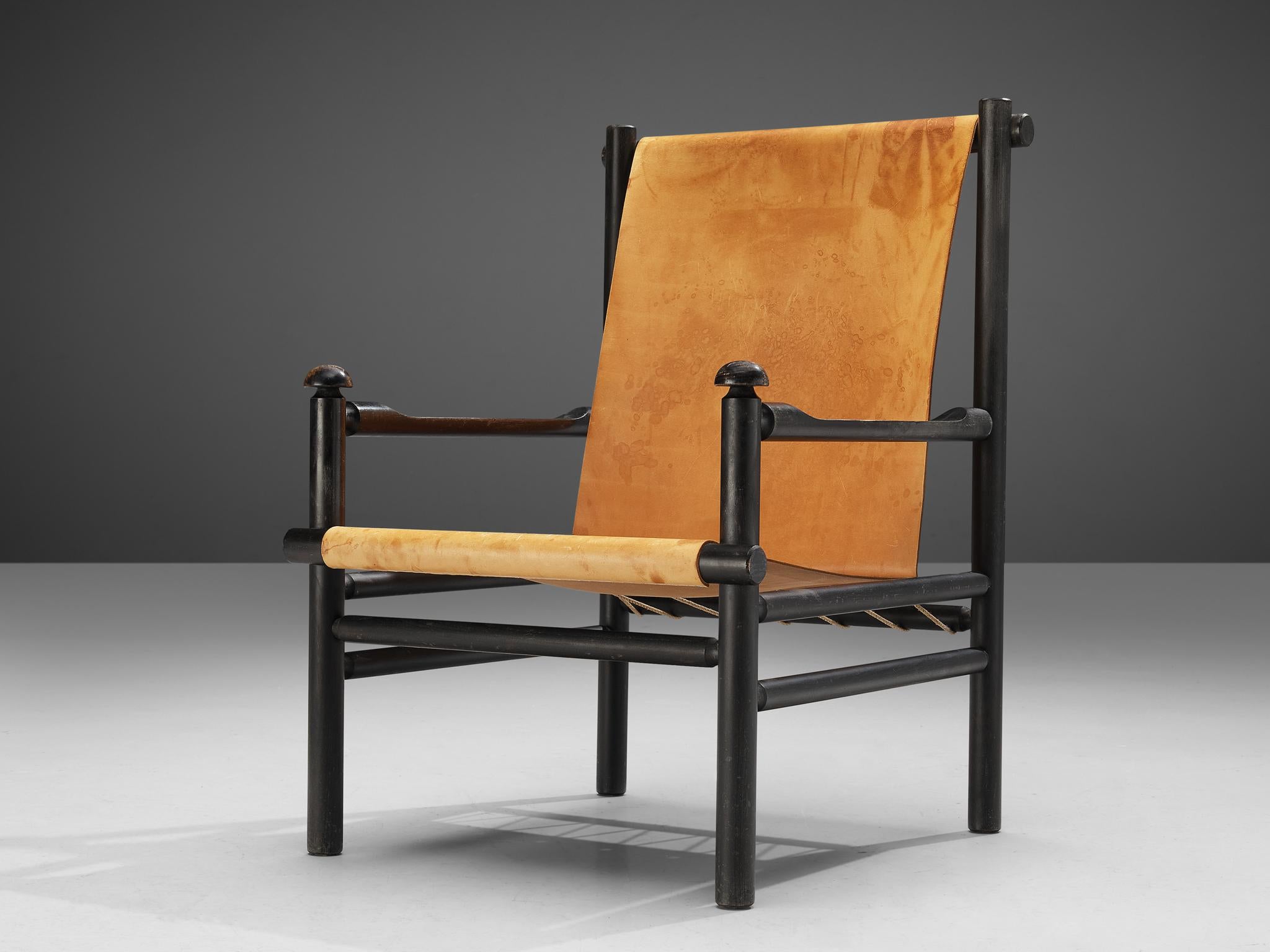 Fauteuil, cuir, bois laqué, corde, Italie, années 1950

Cette chaise italienne incarne un cadre solide et anguleux, tout en offrant une sensation d'espace grâce à son design ouvert et à son assise en cuir de couleur chaude. Les articulations