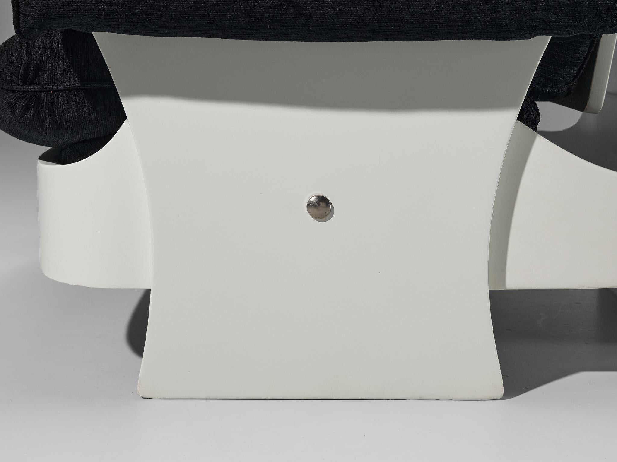 Italienischer Loungesessel aus weißem Sperrholz und schwarzer Polsterung im Zustand „Gut“ im Angebot in Waalwijk, NL