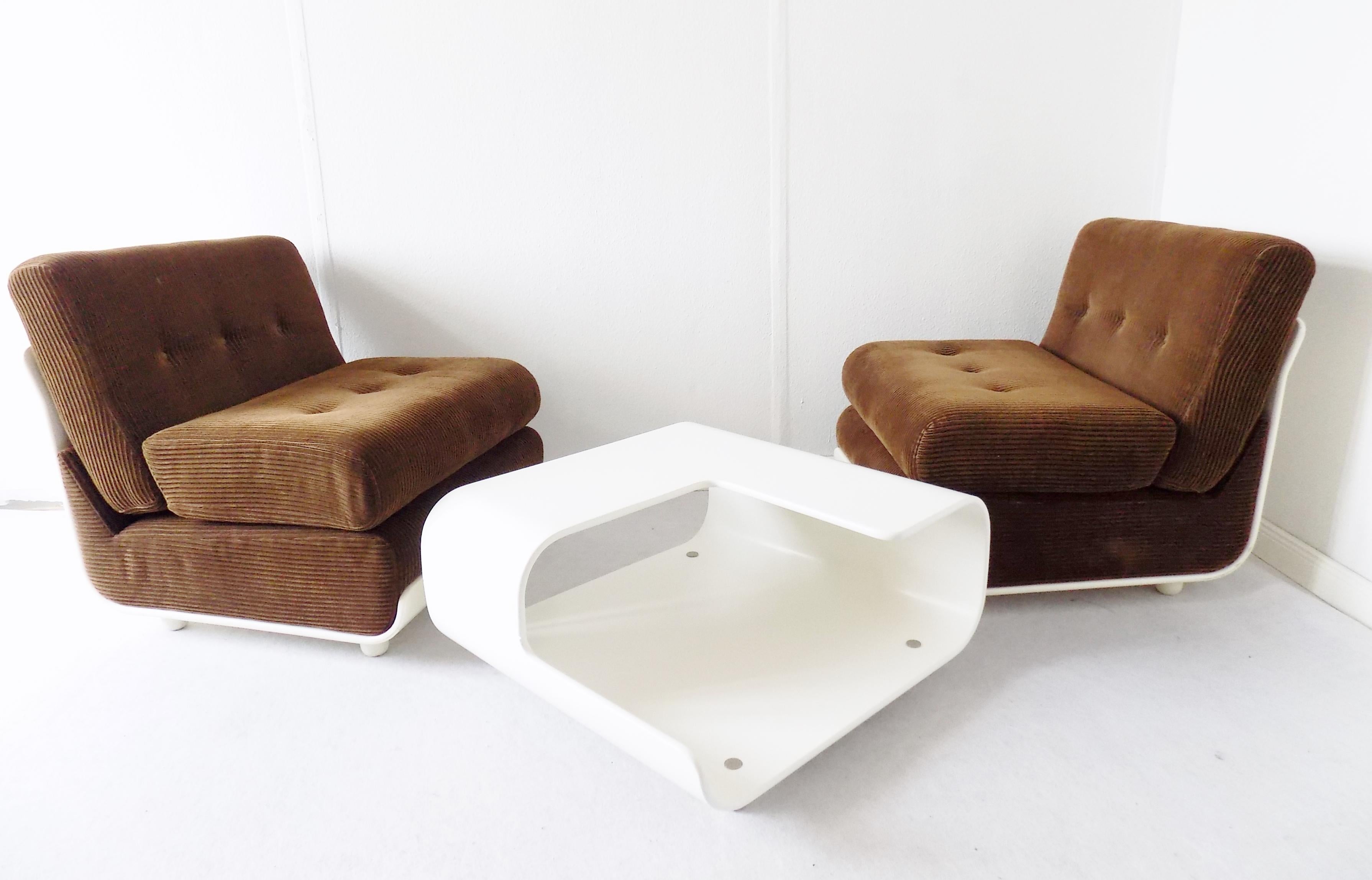 Italian lounge chair set in the style of Mario Bellini C&B Italia, Mid-Century Modern

Italian lounge chair set with 2 chairs and 1 table. These, in the style of Mario Bellini's Amanta chairs designed, lounge chairs were done in white moulded wood