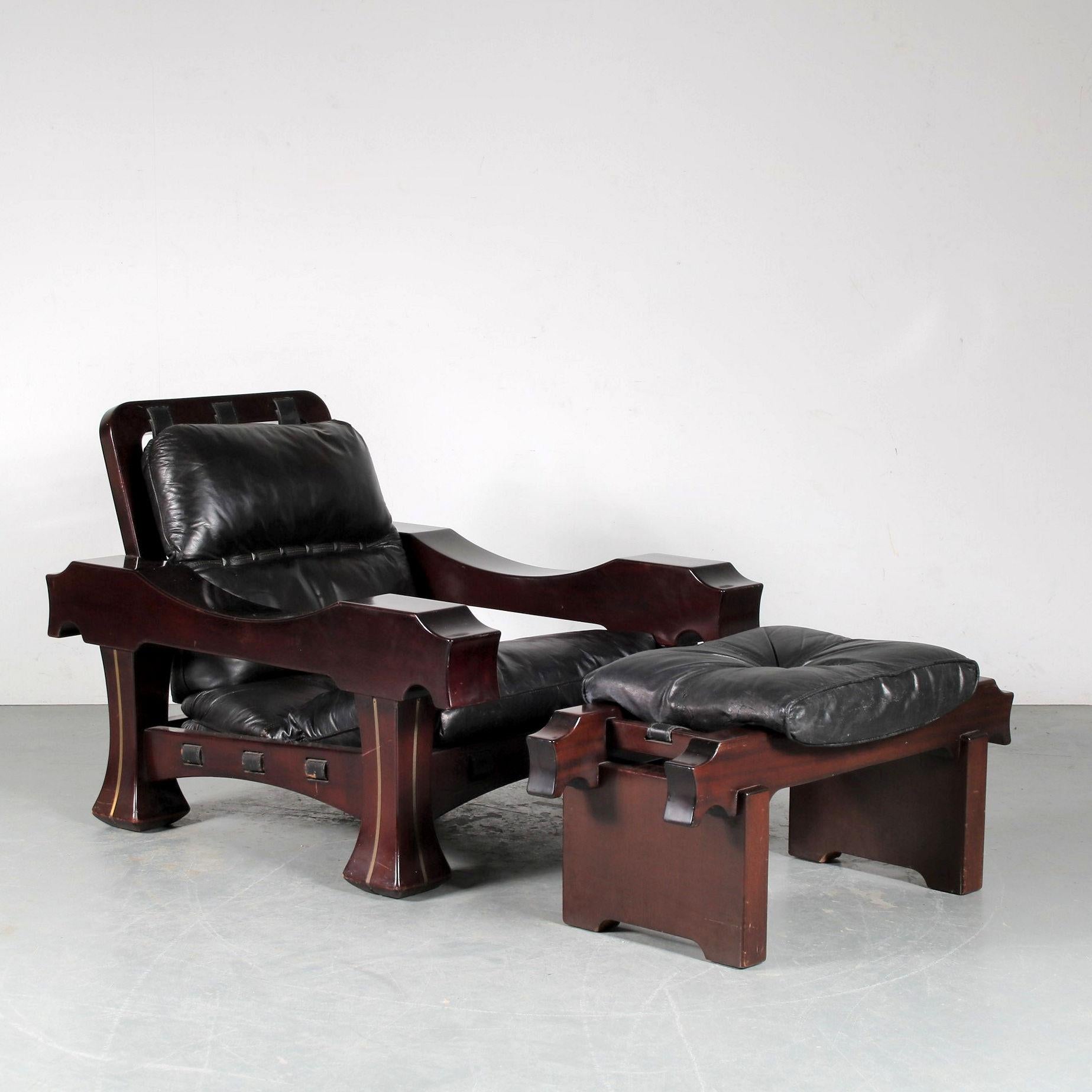 Une chaise longue accrocheuse conçue par Luciano Frigerio, fabriquée en Italie vers 1970.

La couleur brune profonde du bois d'acajou convient parfaitement à cet ensemble qui attire le regard. Les coussins de la chaise et du tabouret sont tous