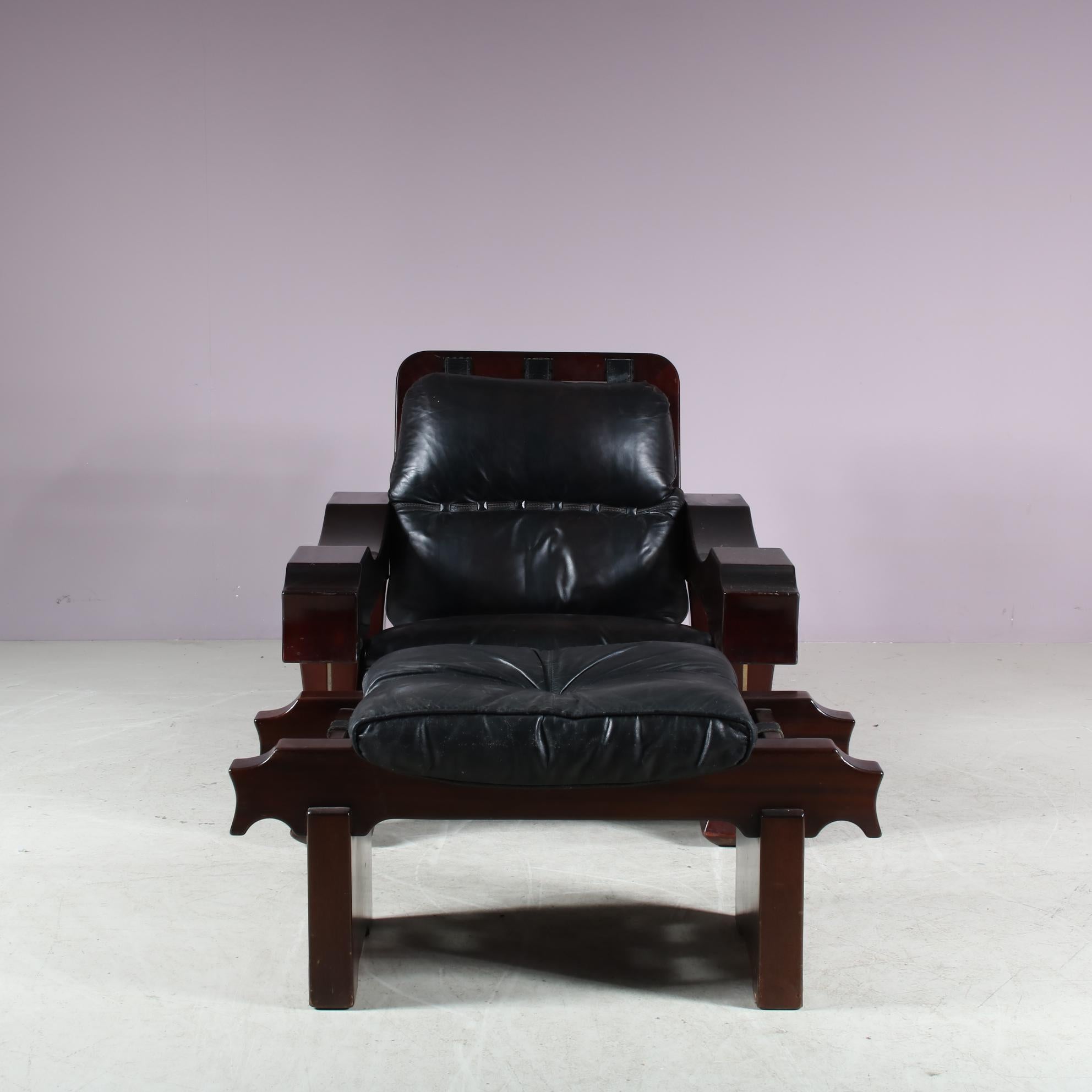 Italian Lounge Chair with Foot Stool by Luciano Frigerio, 1970 In Good Condition For Sale In Amsterdam, NL