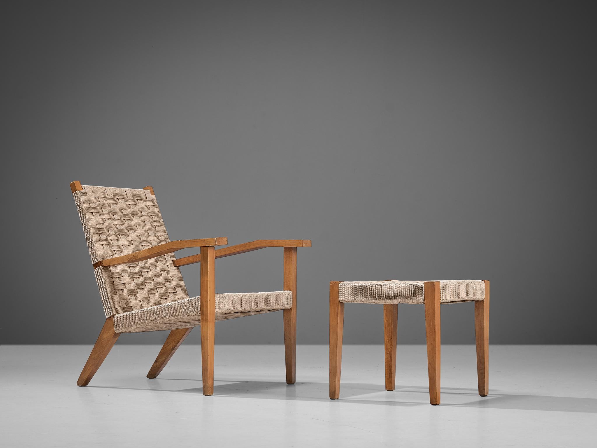 Sessel, Ottomane, gebeizte Buche, Seil, Italien, 1960er Jahre.

Paar italienische Stühle und Ottomane aus Seil und Buche. Sein Design erinnert an die Möbel des italienischen Designers Giuseppe Pagano Pogatschnig. Ein rustikaler und zugleich