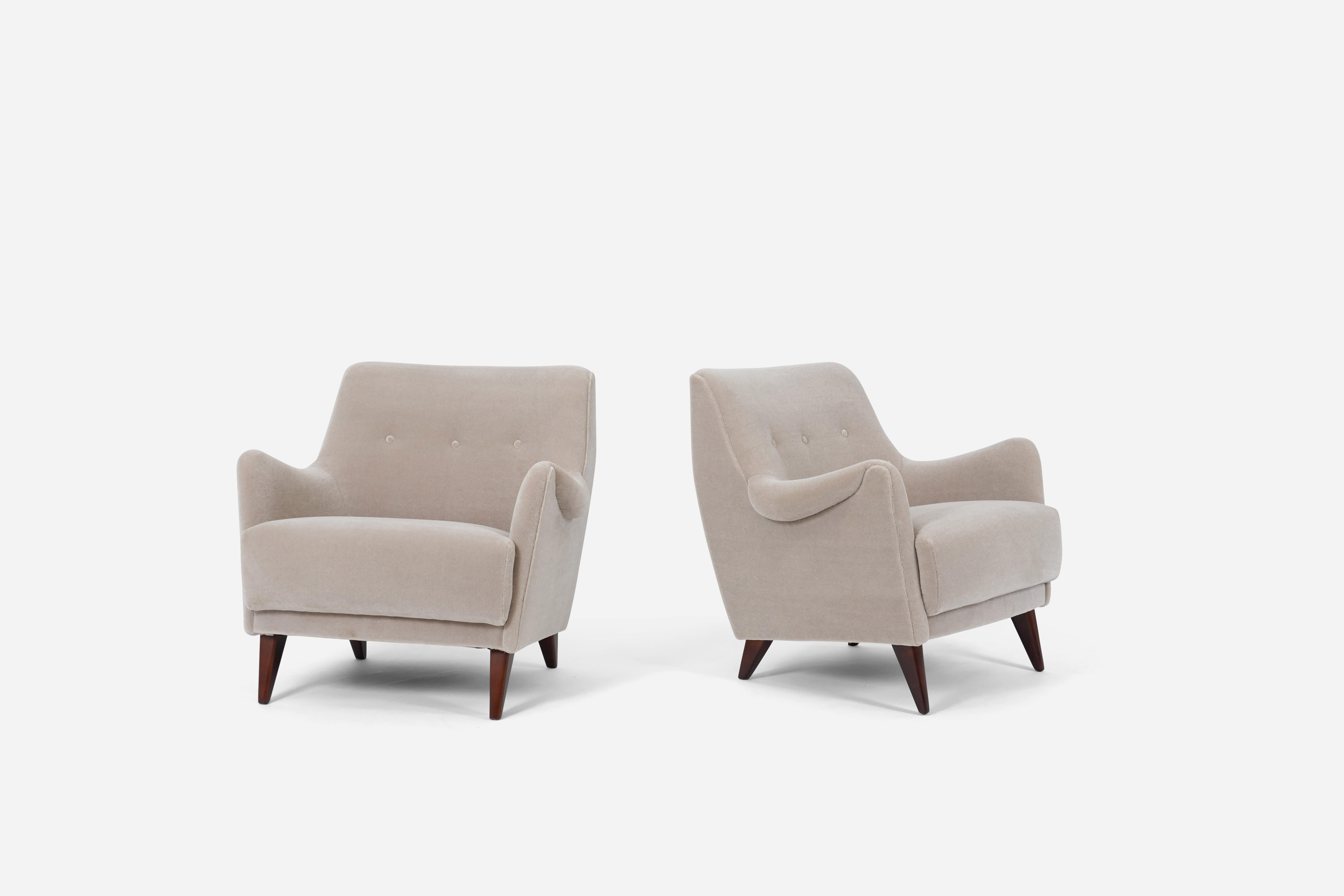 Beautiful pair of Italian Mid-Century Modern lounge chairs, circa 1950s. Elegant form in style of Ice Parisi and Gio Ponti. Fully restored. New mohair upholstery.