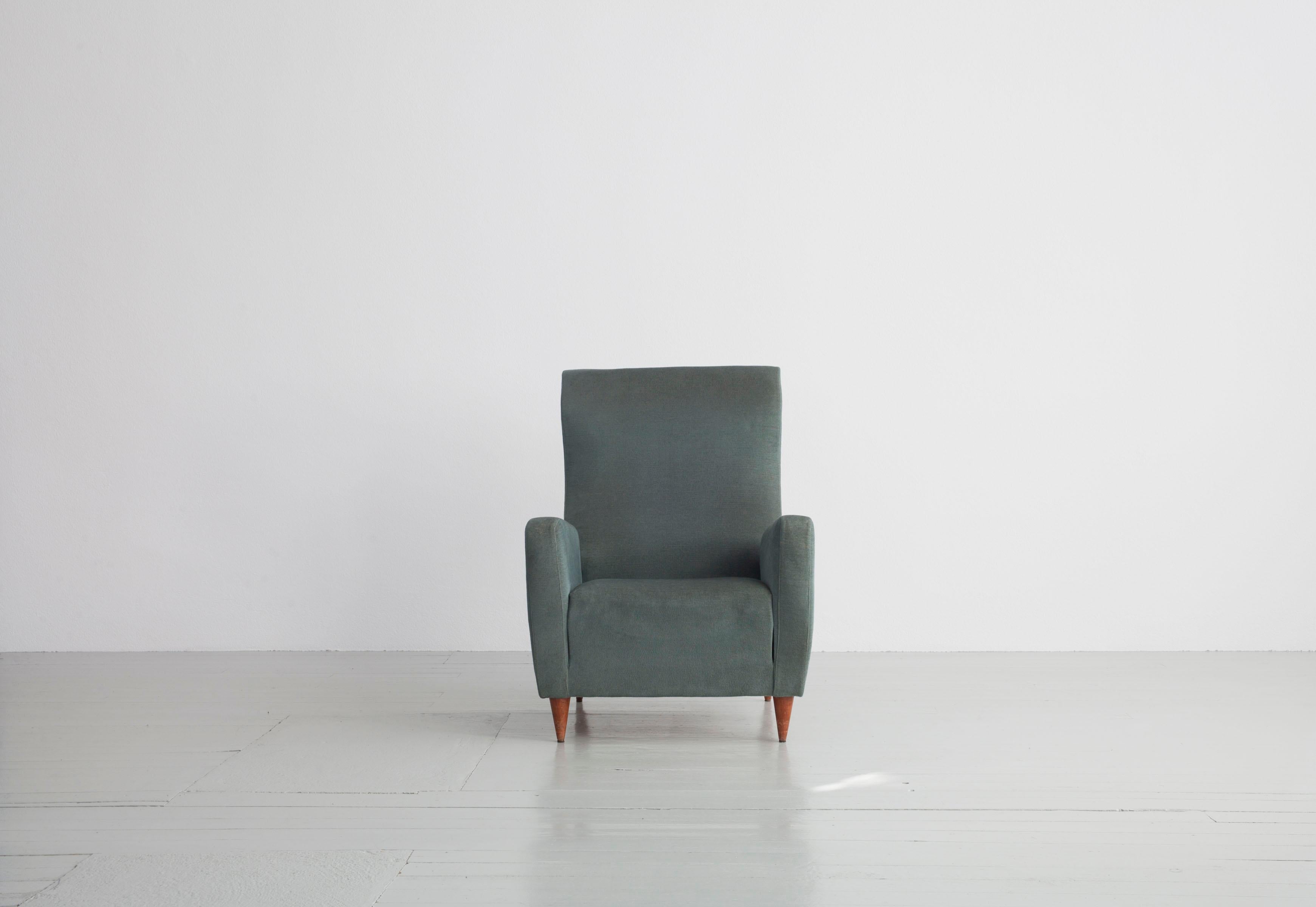 Zwei elegante italienische Sessel der Moderne mit gedrechselten Holzbeinen und Originalpolsterung.
   