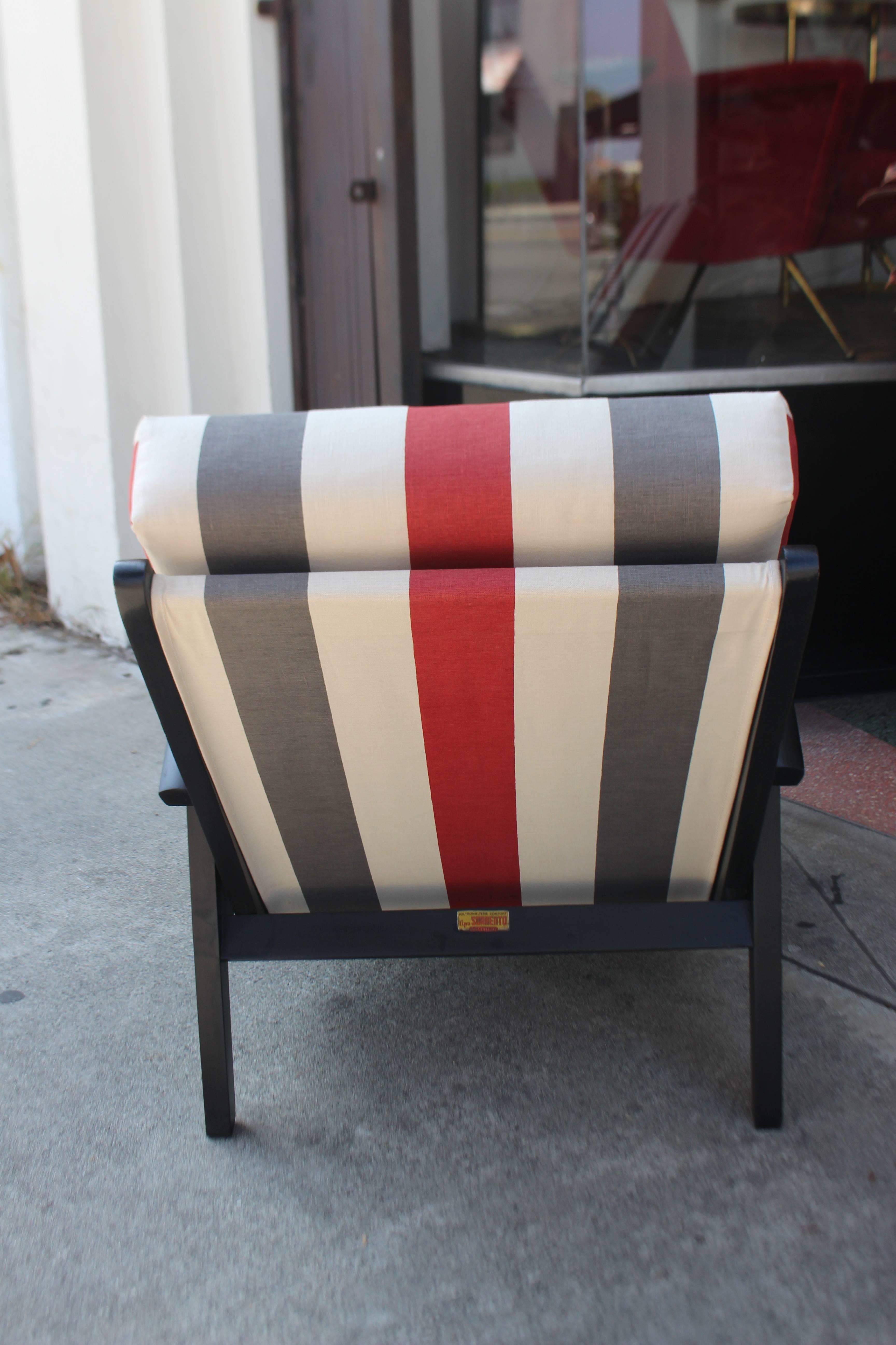 Ein Paar italienische Liegestühle aus den 1960er Jahren für die Terrasse des Hotels Sorrento in Capri. Stühle werden aufgearbeitet und neu gepolstert. 
Das Foto zeigt das Label für Cerutti di Ugo D'Alessio & C.
Kontinentale US-Zustellung nach Hause 
