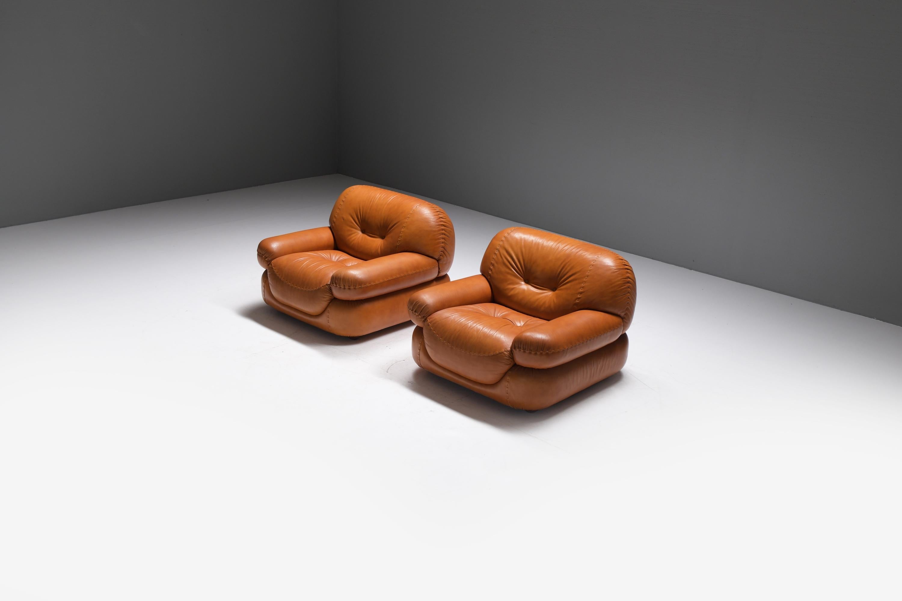 Mid-Century Modern Italian lounge chairs in cognac chairs by Sapporo for Mobil Girgi Italy For Sale