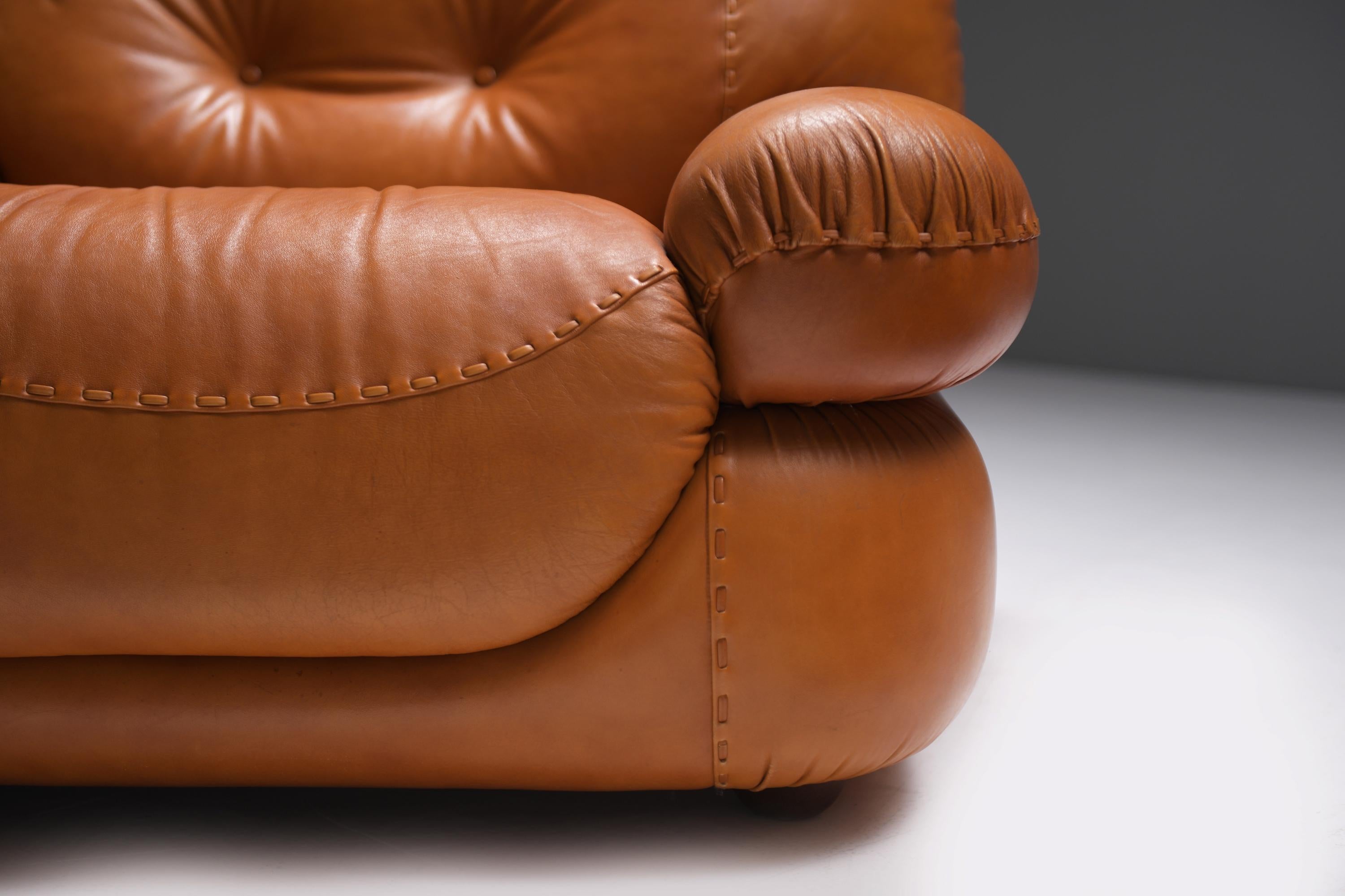 20th Century Italian lounge chairs in cognac chairs by Sapporo for Mobil Girgi Italy