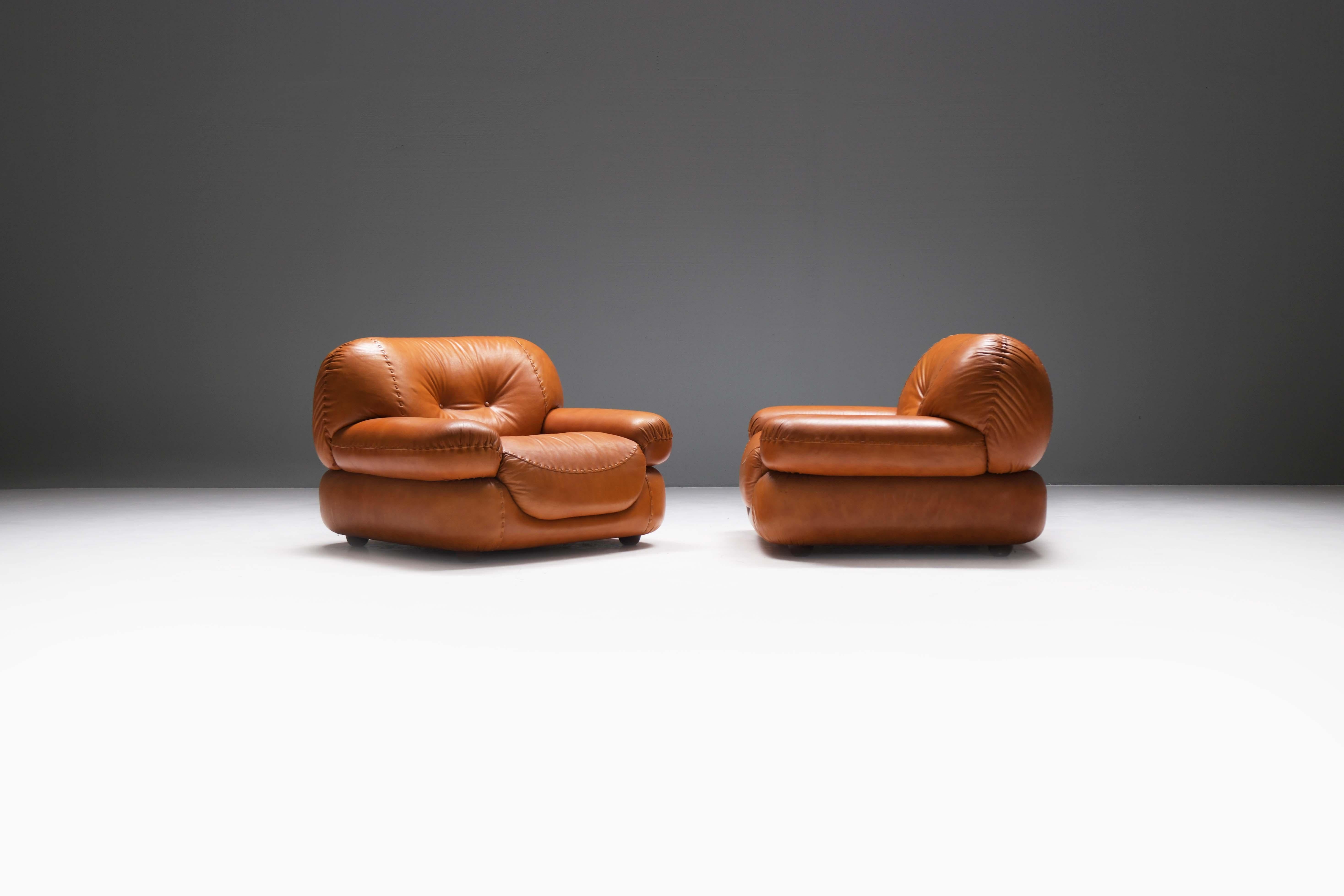 Leather Italian lounge chairs in cognac chairs by Sapporo for Mobil Girgi Italy For Sale