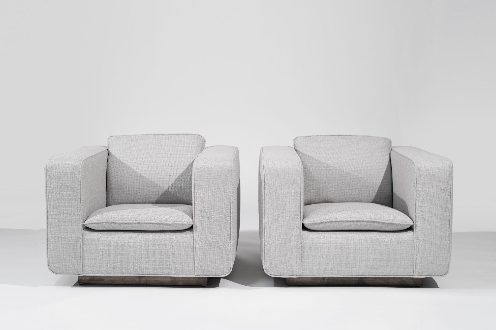 Versetzen Sie Ihren Raum in das goldene Zeitalter des italienischen Designs mit einem Paar Loungesessel aus den 1950er Jahren. Die mit schickem hellgrauem Leinen von HOLLY HUNT gepolsterten, flachen Stühle verbinden nahtlos die Ästhetik der