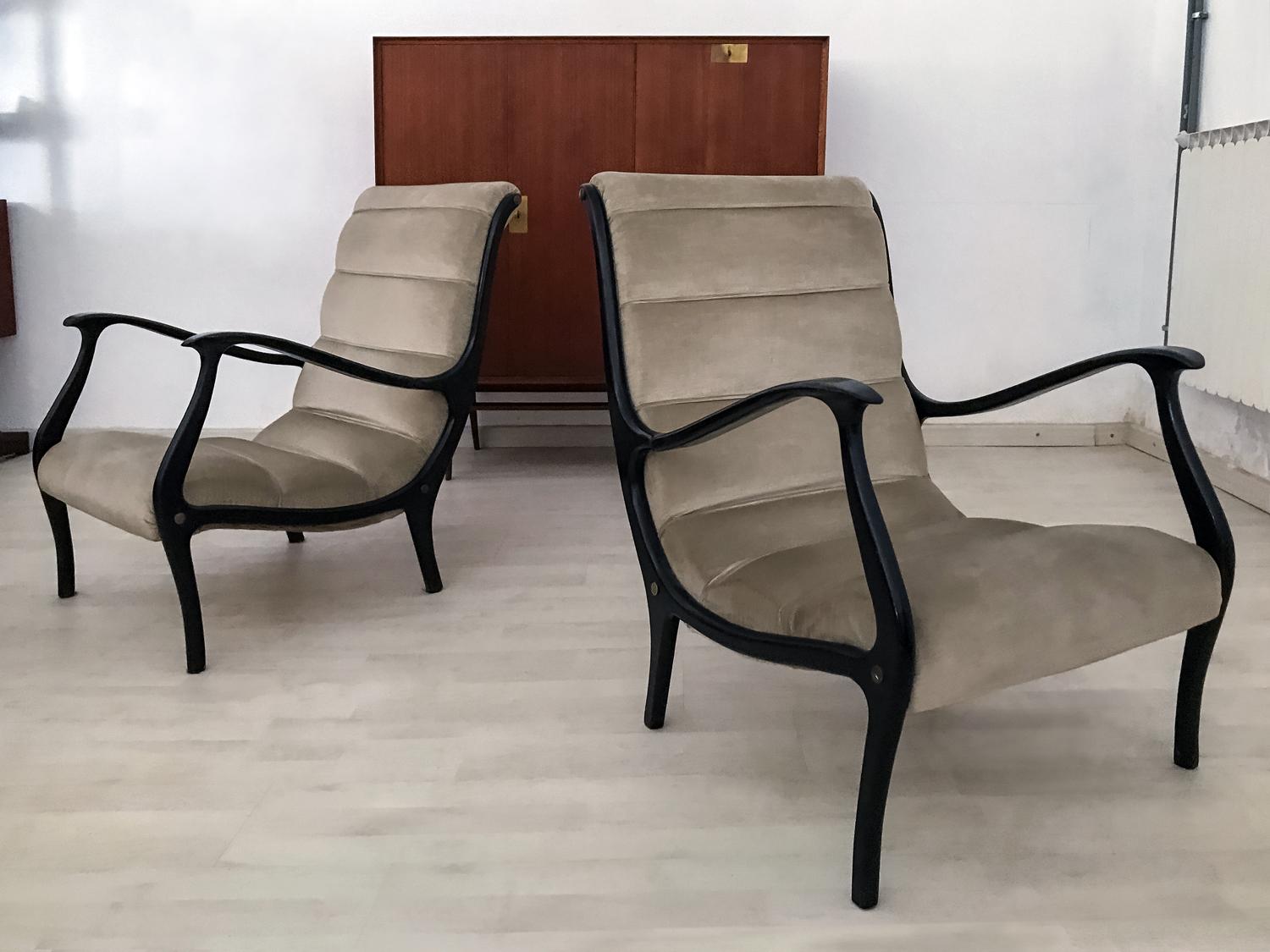 Stylish pair of bentwood armchairs ’Mitzi’, well designed by Ezio Longhi for Elam in the 1950s.

Their seats are upholstered in velvet ice grey color, in very good conditions of the period, without defects such as stains, tearing or scraping.
Even